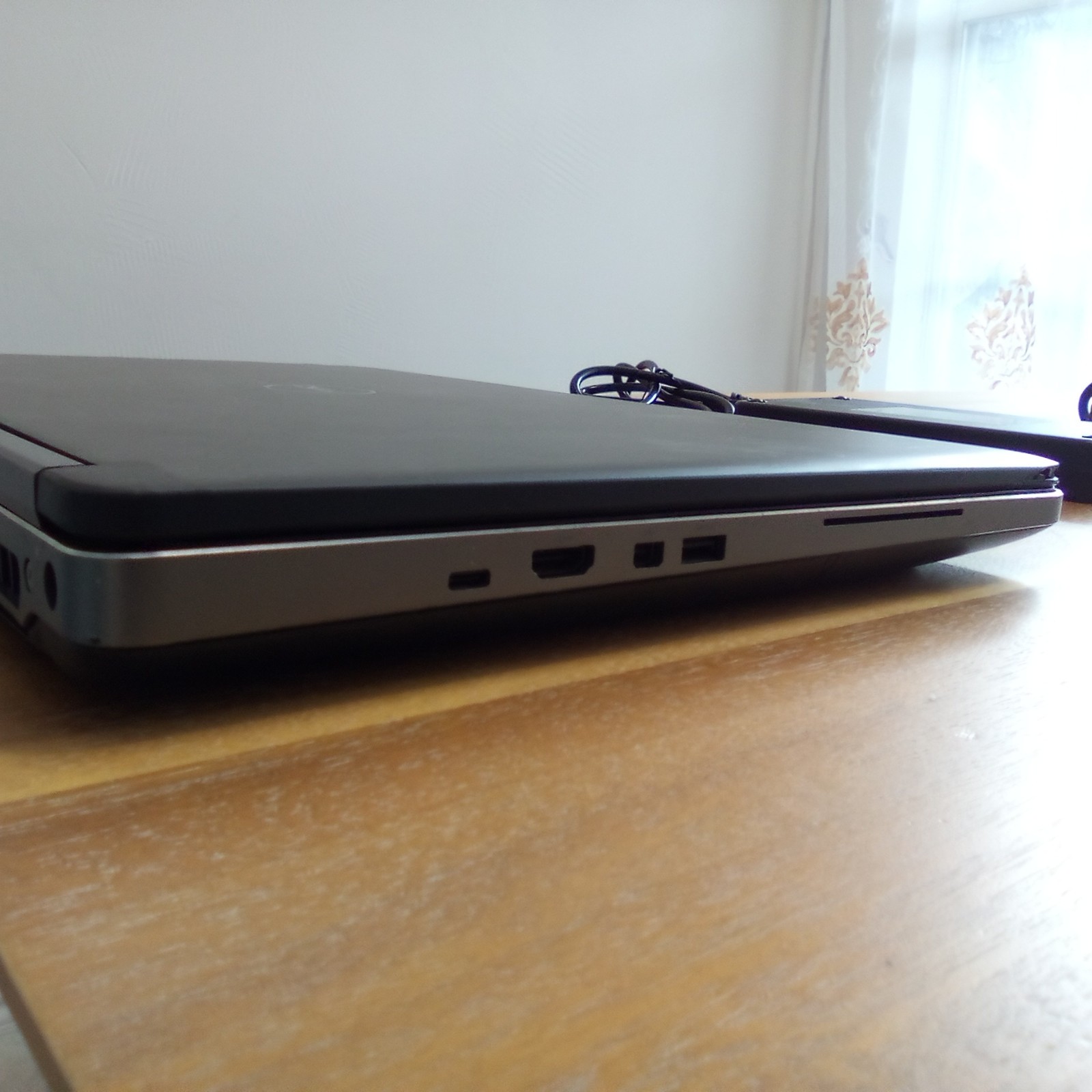 Dell Precision 7710 P28E [Intel i5] [8GB DDR4] [1080p] [256GB SSD] [AMD R9 M75X]