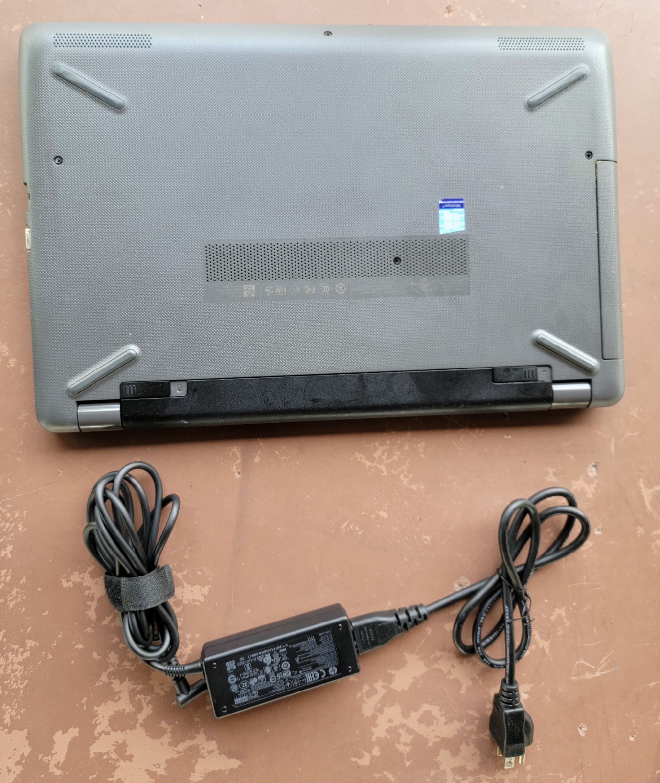 HP 255 G6 Notebook AMD R4 Radeon 8 GB Ram / 256 GB SSD OS Windows10 pro