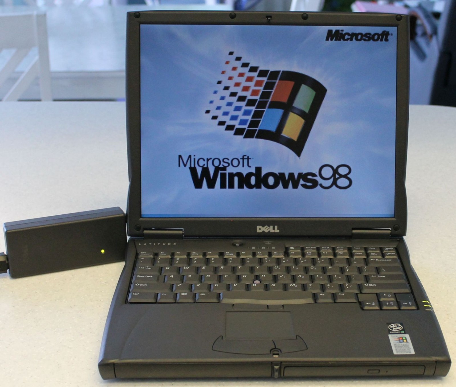 Dell Latitude C600 PP01L Laptop Windows 98se,40GB HD,256MB RAM,CD,Charger