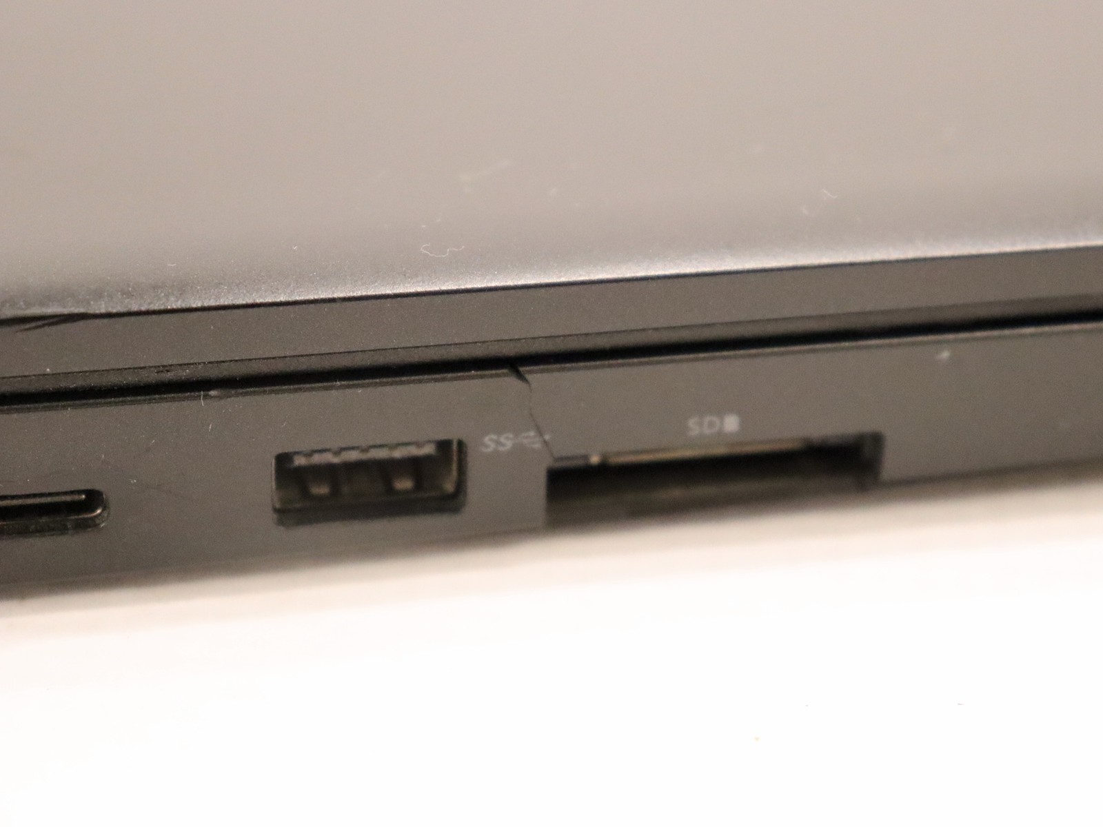 Dell Precision 3530 15.6″ Intel Xeon E-2176M 16GB 256GB NVMe Windows 11 Pro