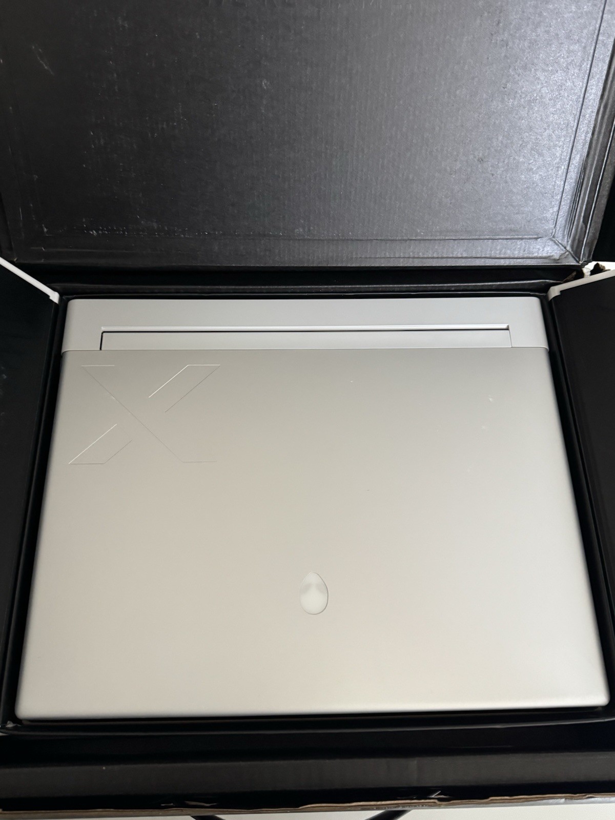 Alienware X16 R2 Silver 240Hz QHD+ 2.3 GHz Ultra 9 185H 32GB 1TB SSD RTX 4080