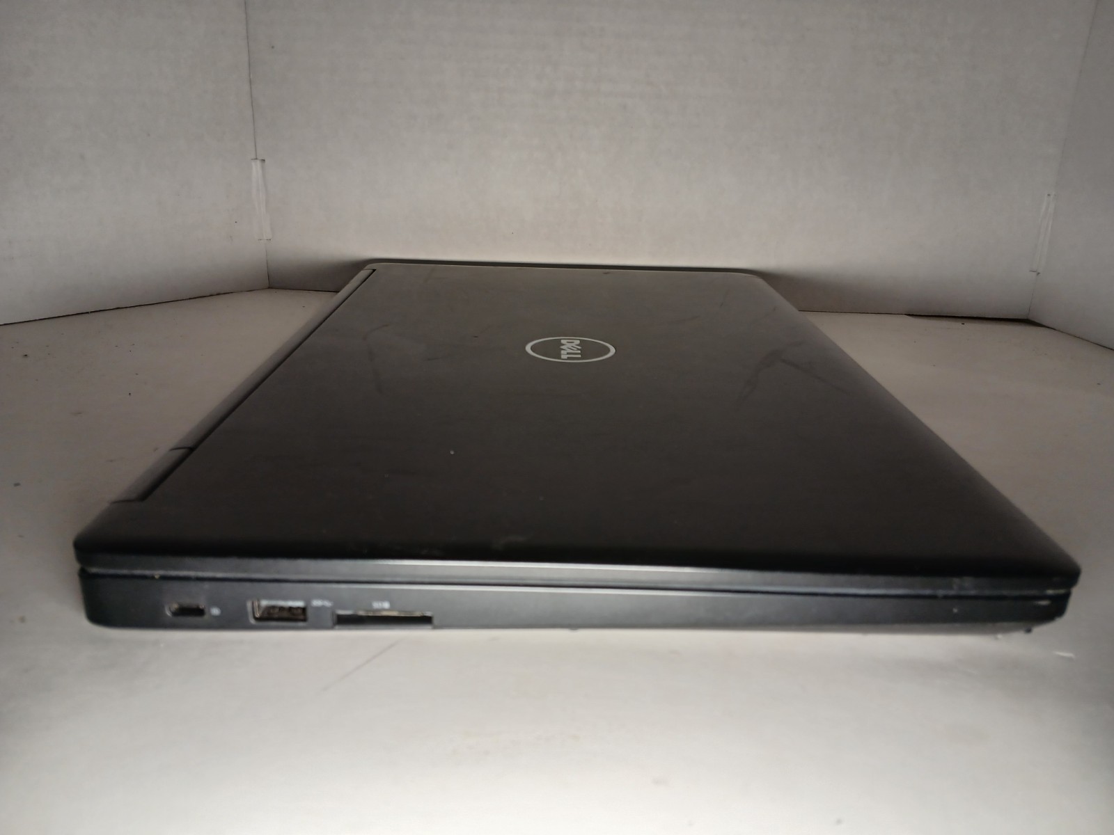 Dell Latitude 5580 15.6″ i5-7th gen Laptop NO RAM/SSD/HDD. BAD LCD #97