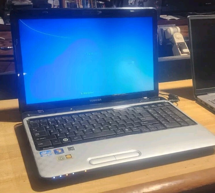 Toshiba Satellite L755-S5214 • Win7 Home Premium Core i3 2GHZ • 4GB RAM 300GB HD