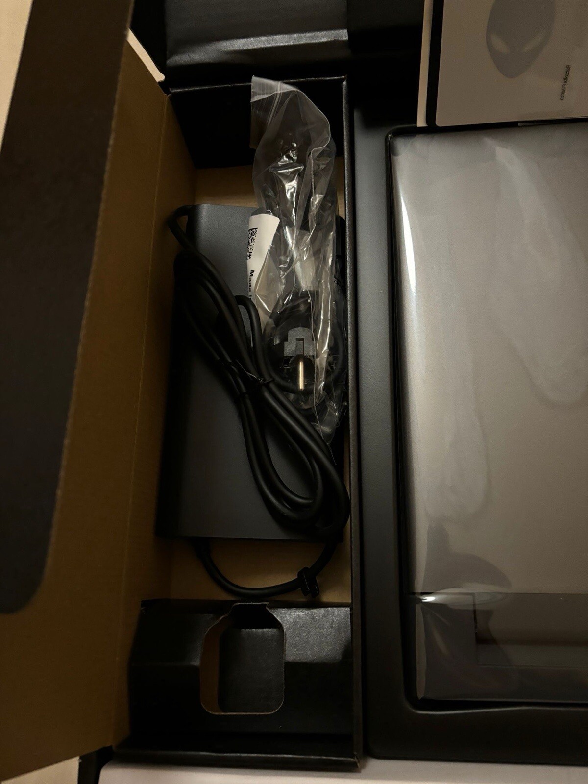 Alienware m18 R2 18•18 inches•14900HX•32GB•4070 RTX•2560 x 1600•6Cell 6-cellWh