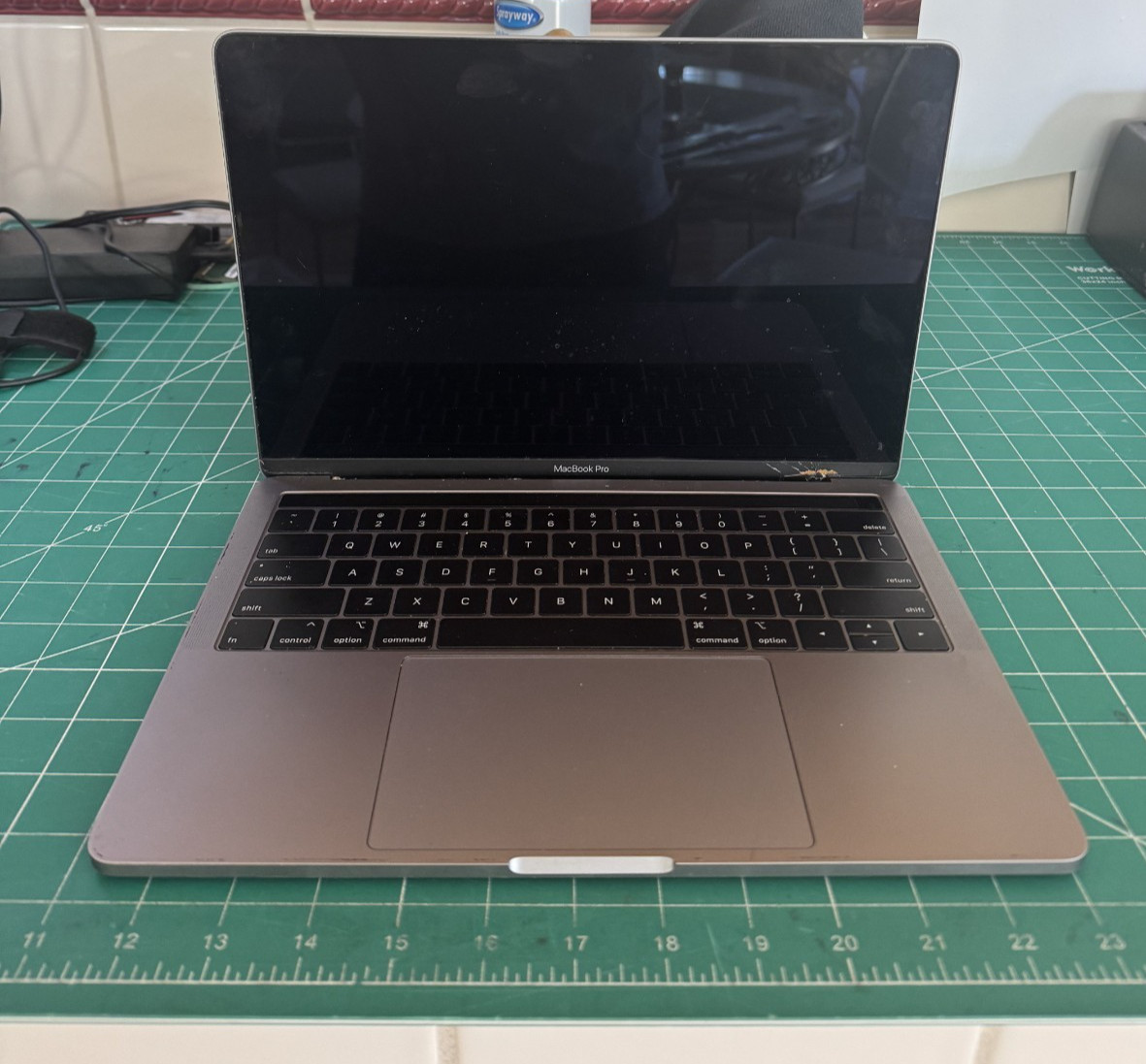 APPLE MACBOOK PRO A1989 WON’T TURN ON FOR PARTS AS-IS SEE PHOTOS