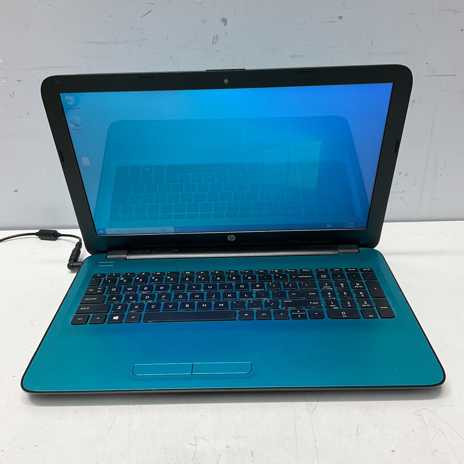 HP 15-ba052wm Laptop AMD A10-9600P Radeon R5 8GB RAM, 1TB HDD Windows 10 Pro