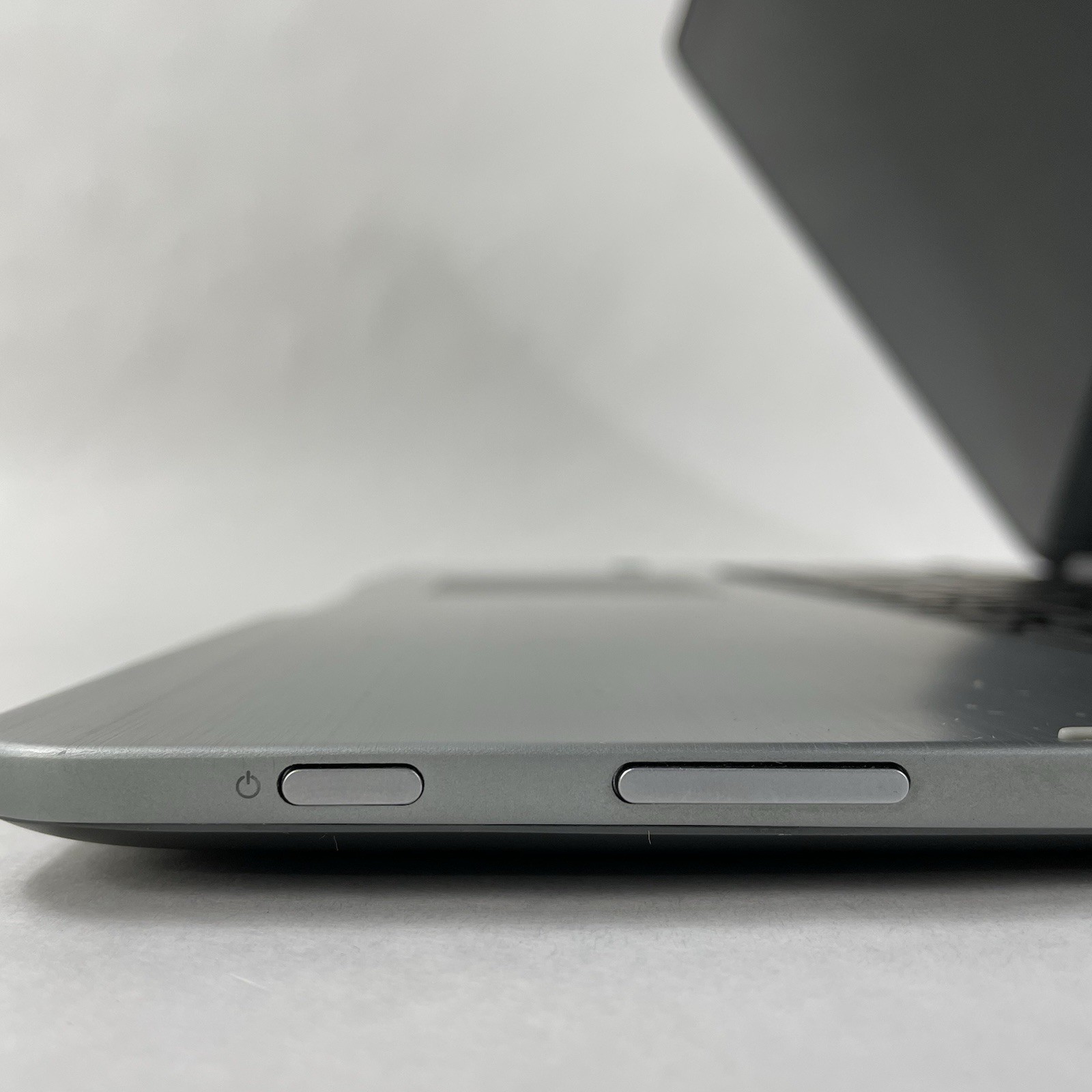 Dell Inspiron 17-7779 17.3″ i7-7500U 2.70 GHz 16GB RAM NVIDIA GF108 No SSD/OS/AC