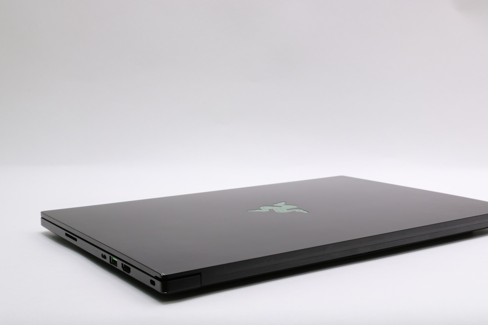 15″ Razer Blade 15 Advanced Model (mid 2021), i7-11800H, 16GB, 1TB SDD, RTX 3070