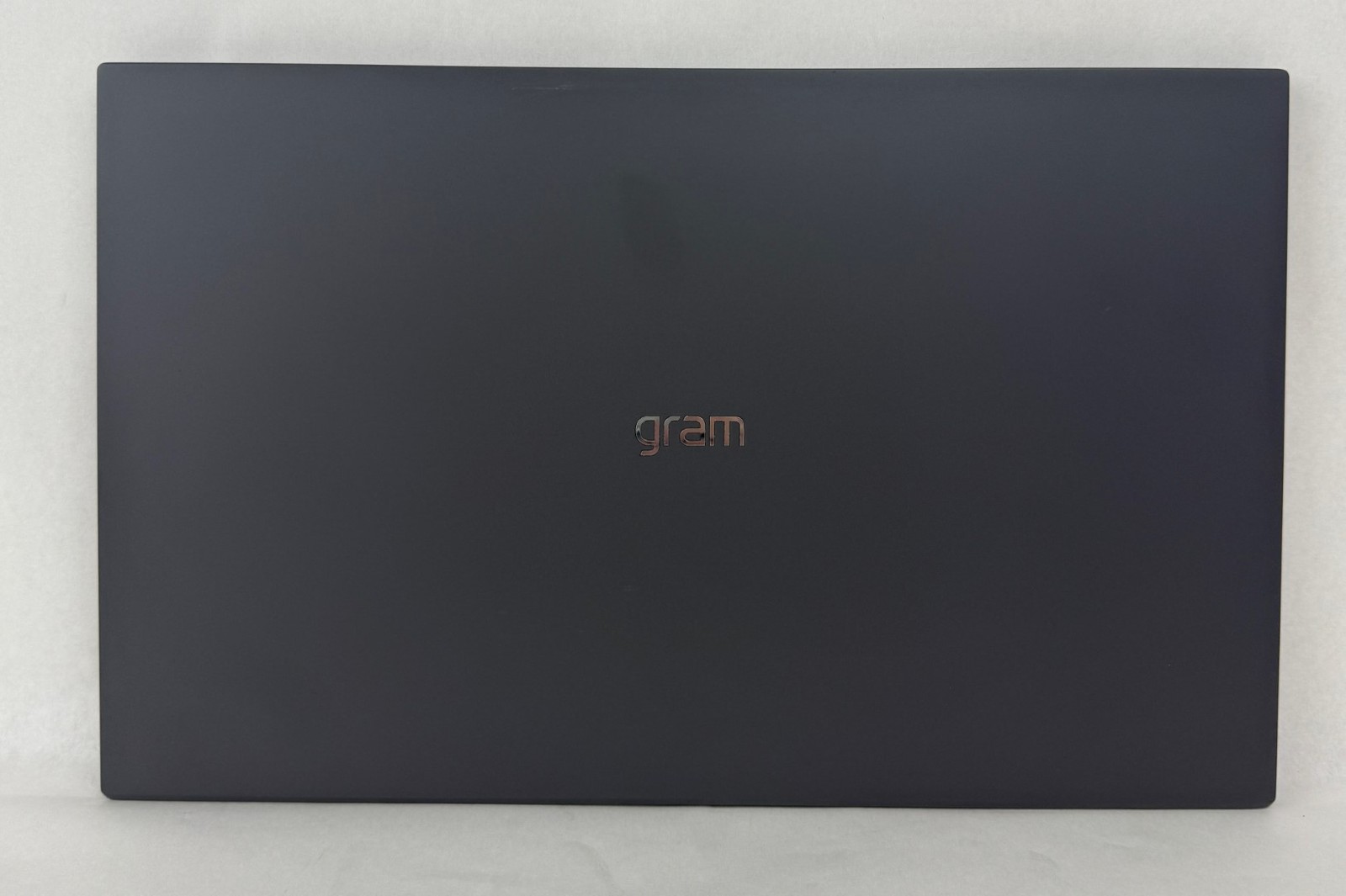 LG Gram 15Z90Q 15.6″ FHD Touch 300 nits i5-1240P 16GB 512GB W11H – White spots