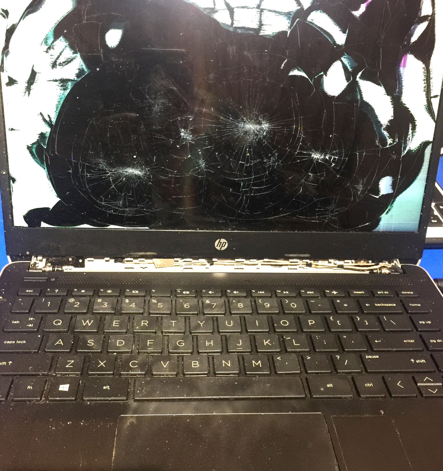 HP dk0002dx 14″ AMD A9-9425 3.1GHz 4GB RAM Radeon R5 128GB SSD DAMAGED SCREEN