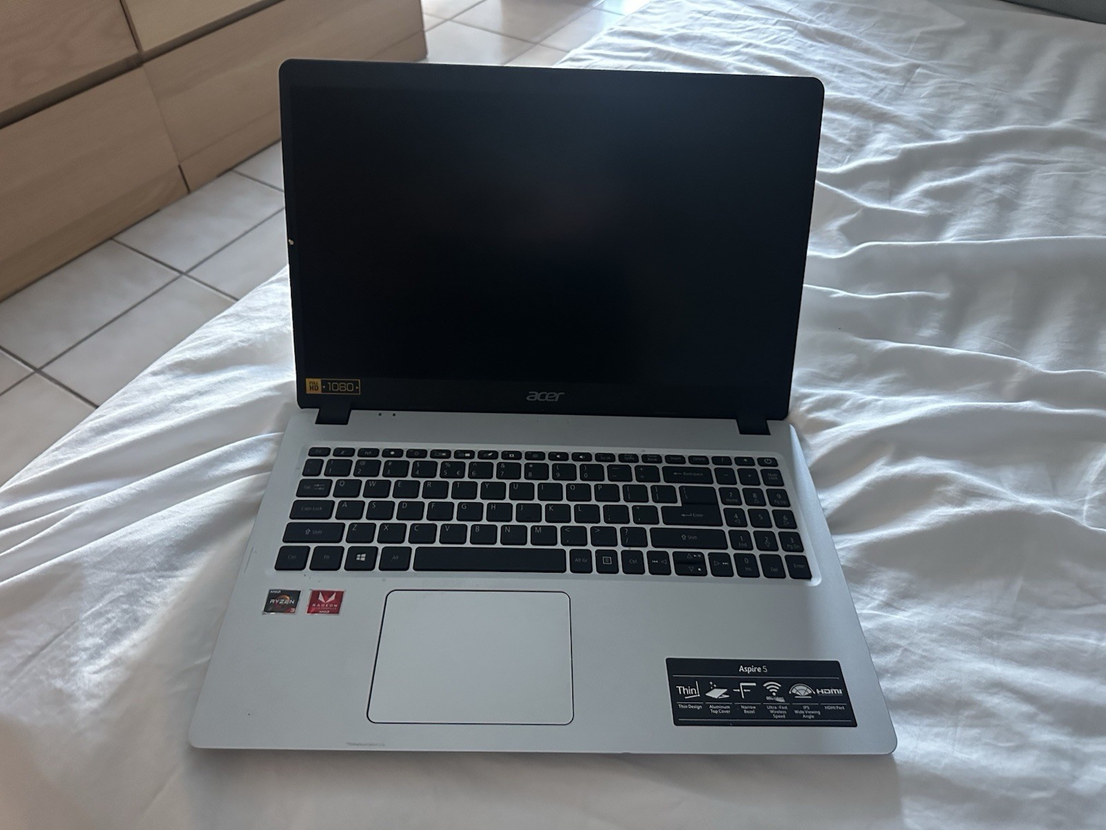 Acer Aspire 5 A515-43-R19L 15.6″ Laptop AMD Ryzen Barely Used With Charger
