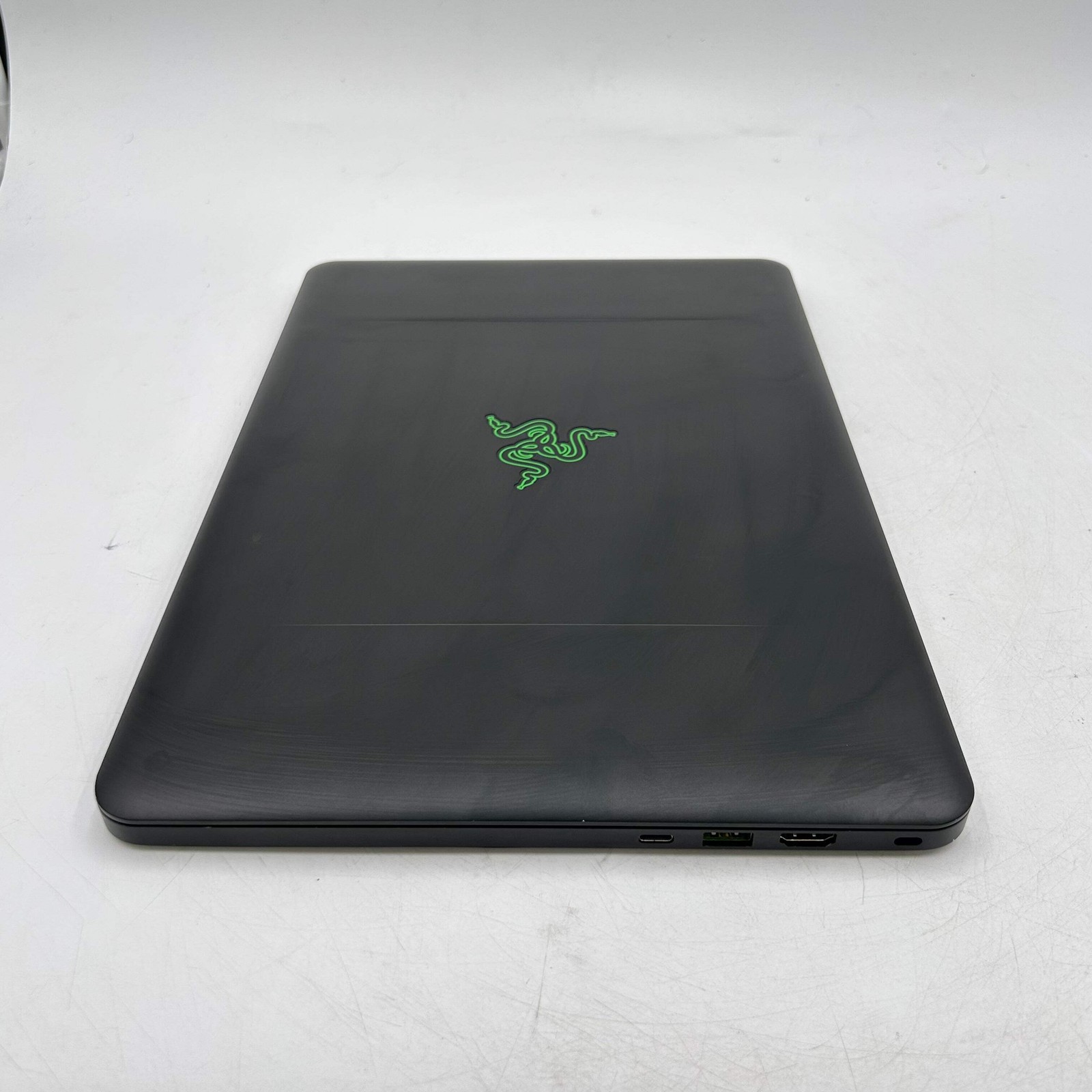 Razer Blade 14 RZ09-01953E71 14″ i7-7700HQ 16GB RAM 256GB SSD GeForce GTX 1060