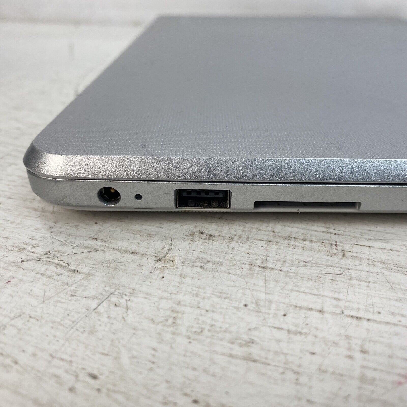 Toshiba Chromebook 2 CB30-B3122 13.3in Intel 4GB 16GB SSD Chrome OS with Charger