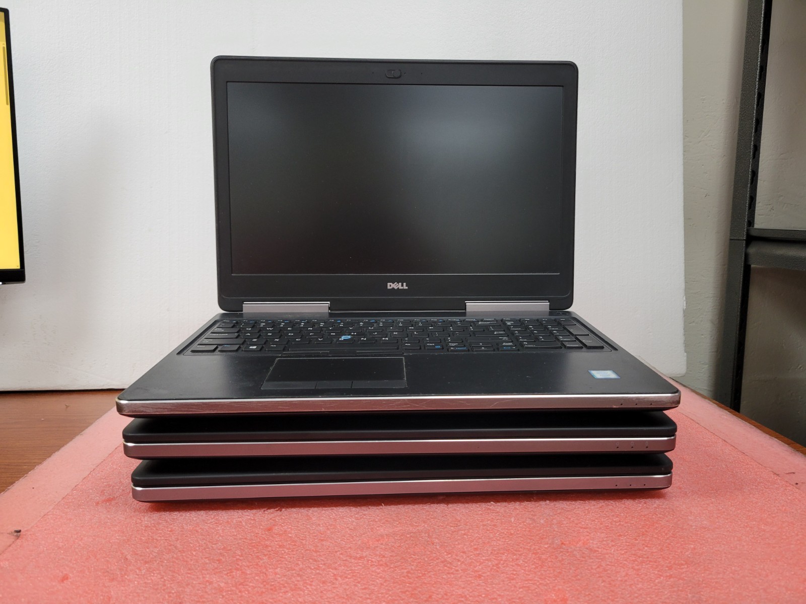 3x Dell Precision 7510/7520 15.6″ E3/i7 (BIOS) *No OS/HDD/RAM/AS IS* | C1061DS