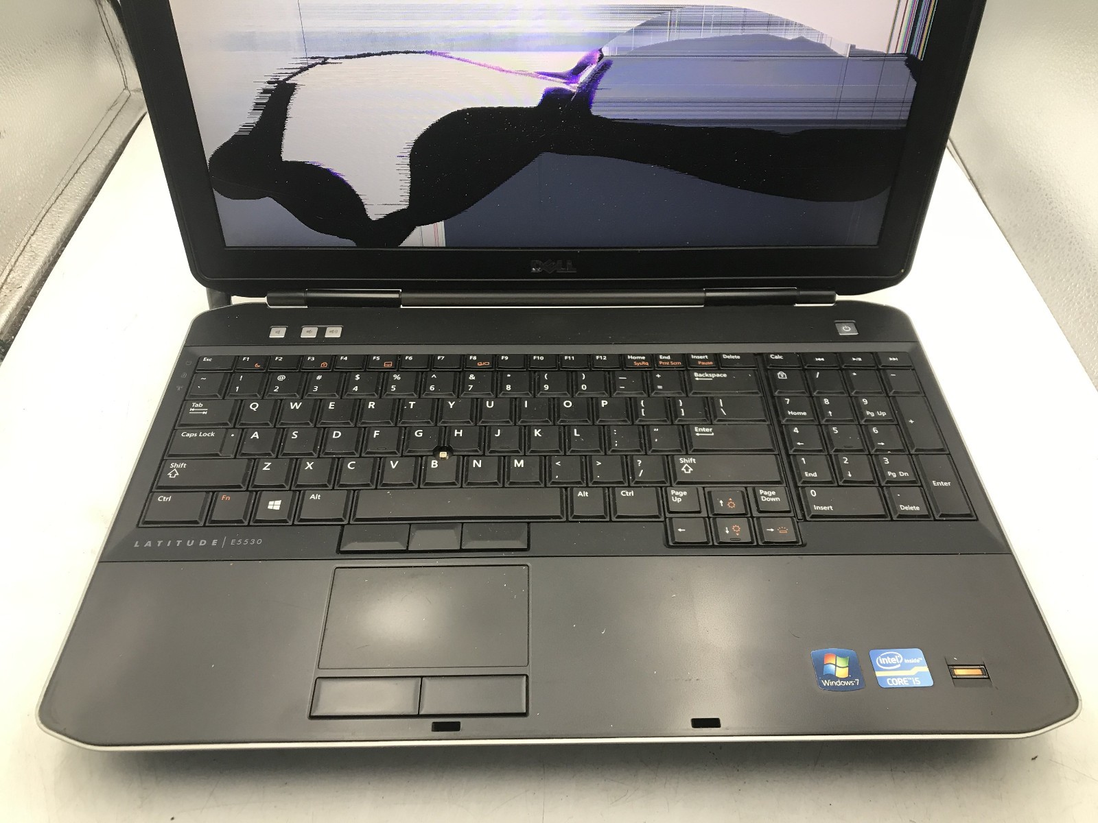DELL LATITUDE E5530 – FOR PARTS/BAD LCD – INTEL I5 3RD GEN- NO RAM -READ DESC-BB