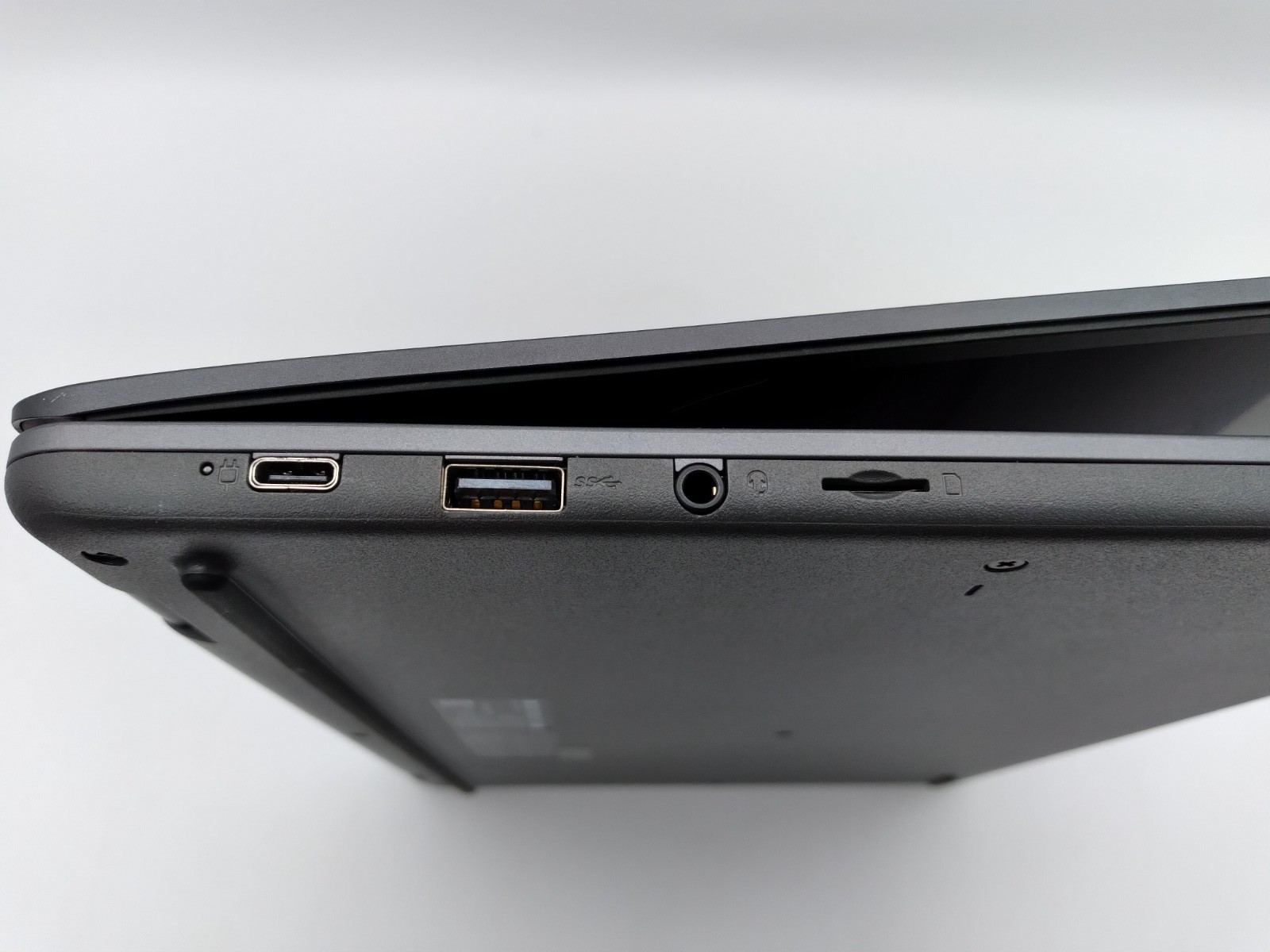 Lenovo 14e Chromebook Gen 2 14″ Touchscreen AMD 3015Ce, 4GB RAM, 32GB EMMC