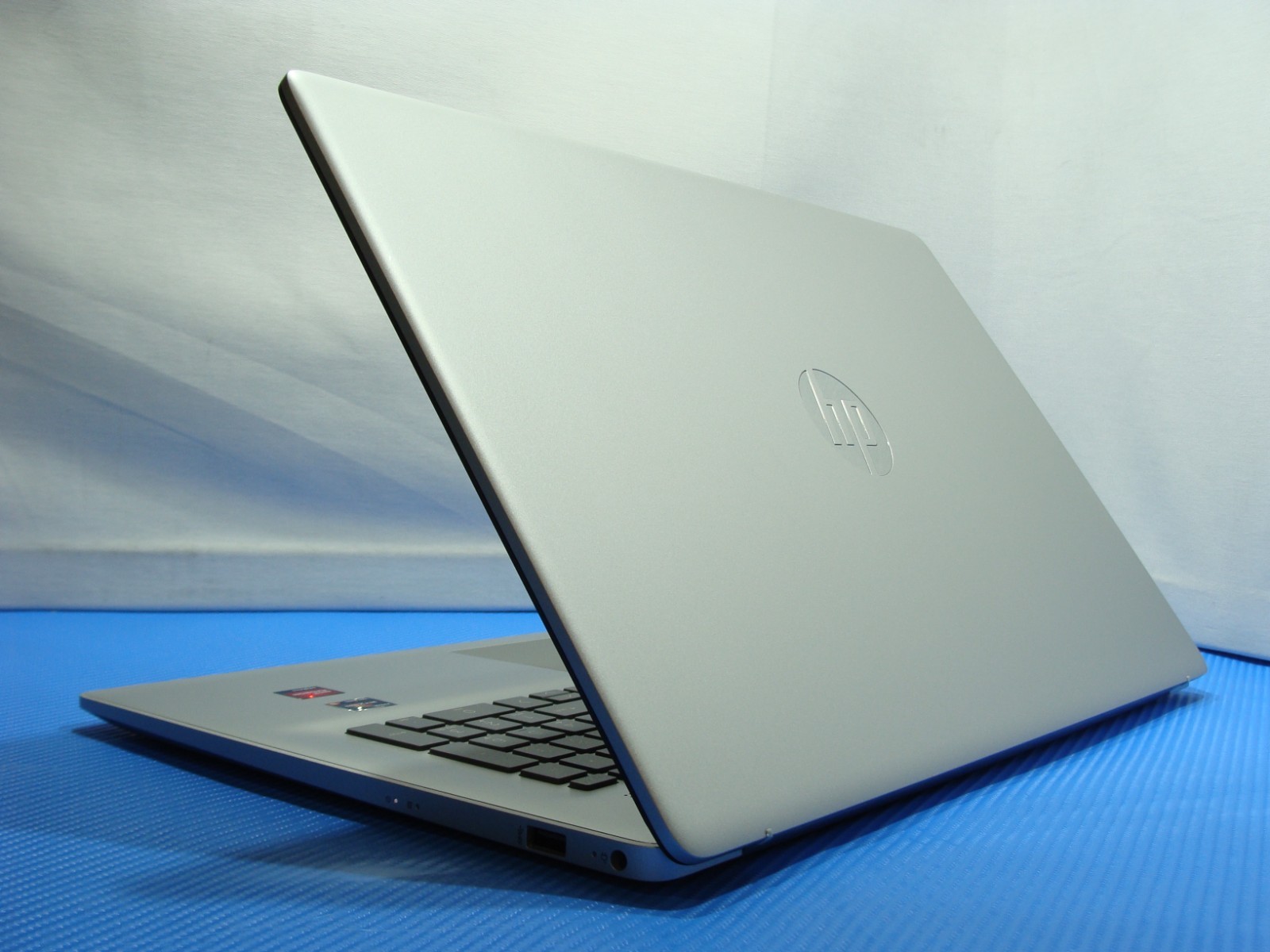 HP 17-cp2025dx 17.3″FHD AMD Ryzen 5 7520U 2.8GHz 8GB 512GB 100t Warranty 2026