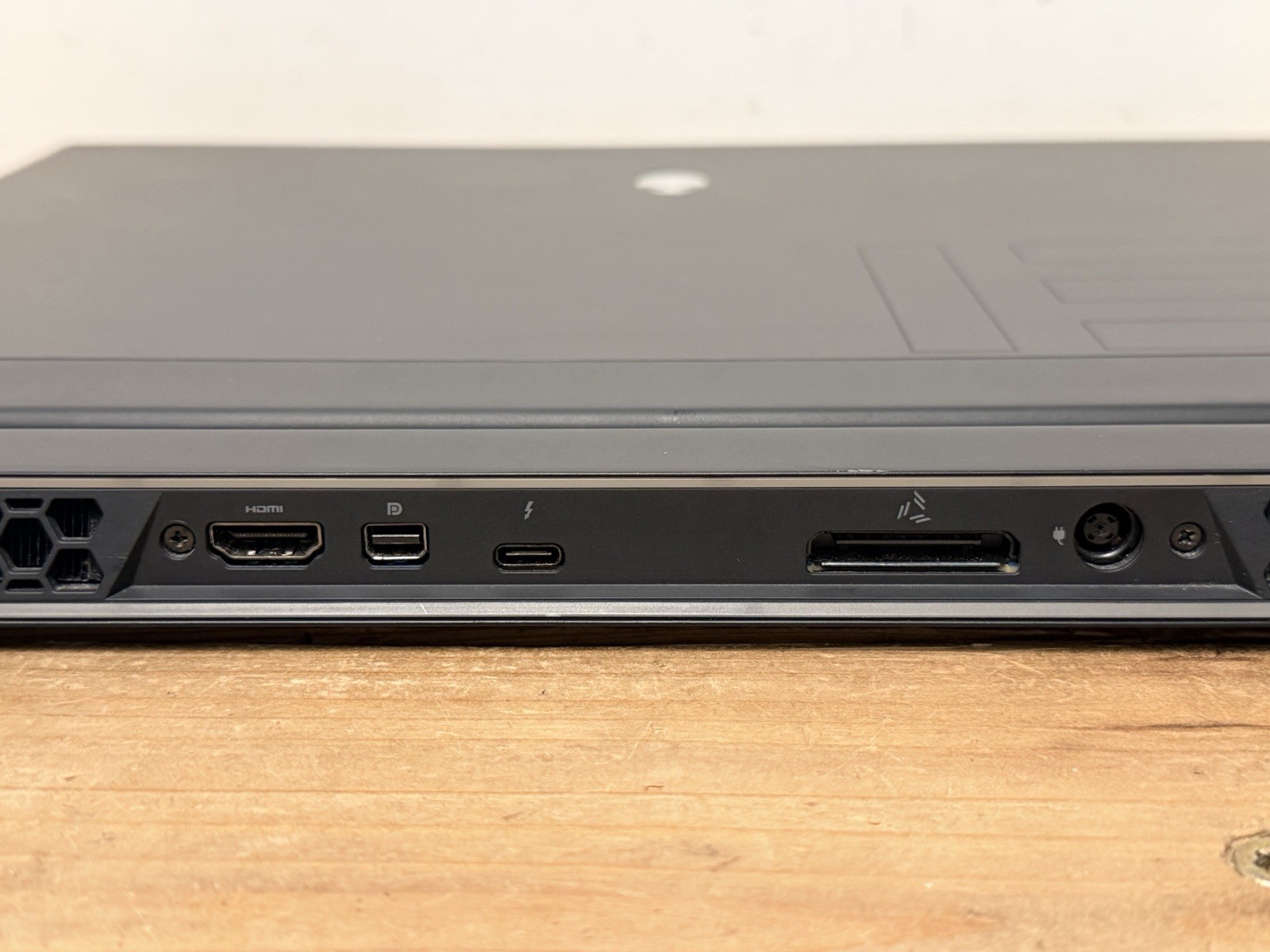 Alienware m15 R2 Gaming Laptop | i7-9750H | RTX 2070 Max-Q 8GB | 16GB RAM | Whit