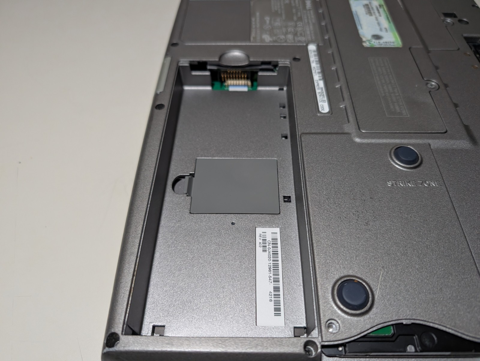 15″ Dell Latitude D810 | Pentium M 30GB HDD | ATI DVD Win XP 32-Bit Serial Port