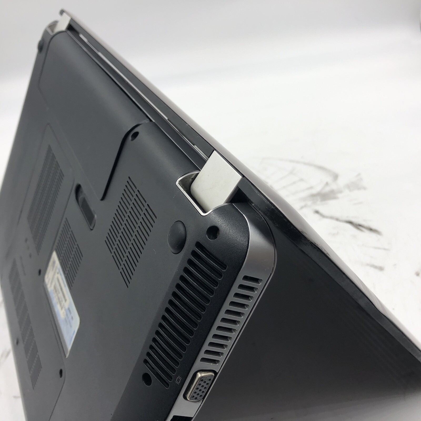 HP Pavilion DV6 Laptop i3-M350 2.27GHz 4GB RAM NO HDD/OS/Caddy Missing Screws