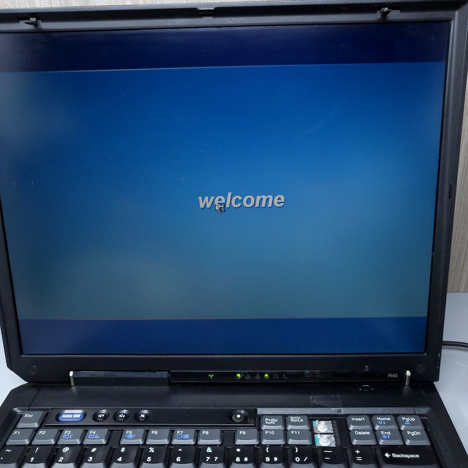 IBM ThinkPad R40 Type 2897 Laptop 512 RAM Pentium M 1.4GHz Win XP Pro Tested