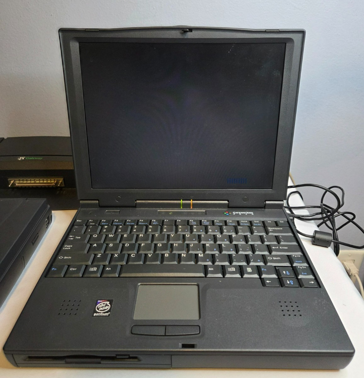 2 Gateway 2000 Solo 2300 Laptops, Power Supply & Dock Terminal READ UNTESTED