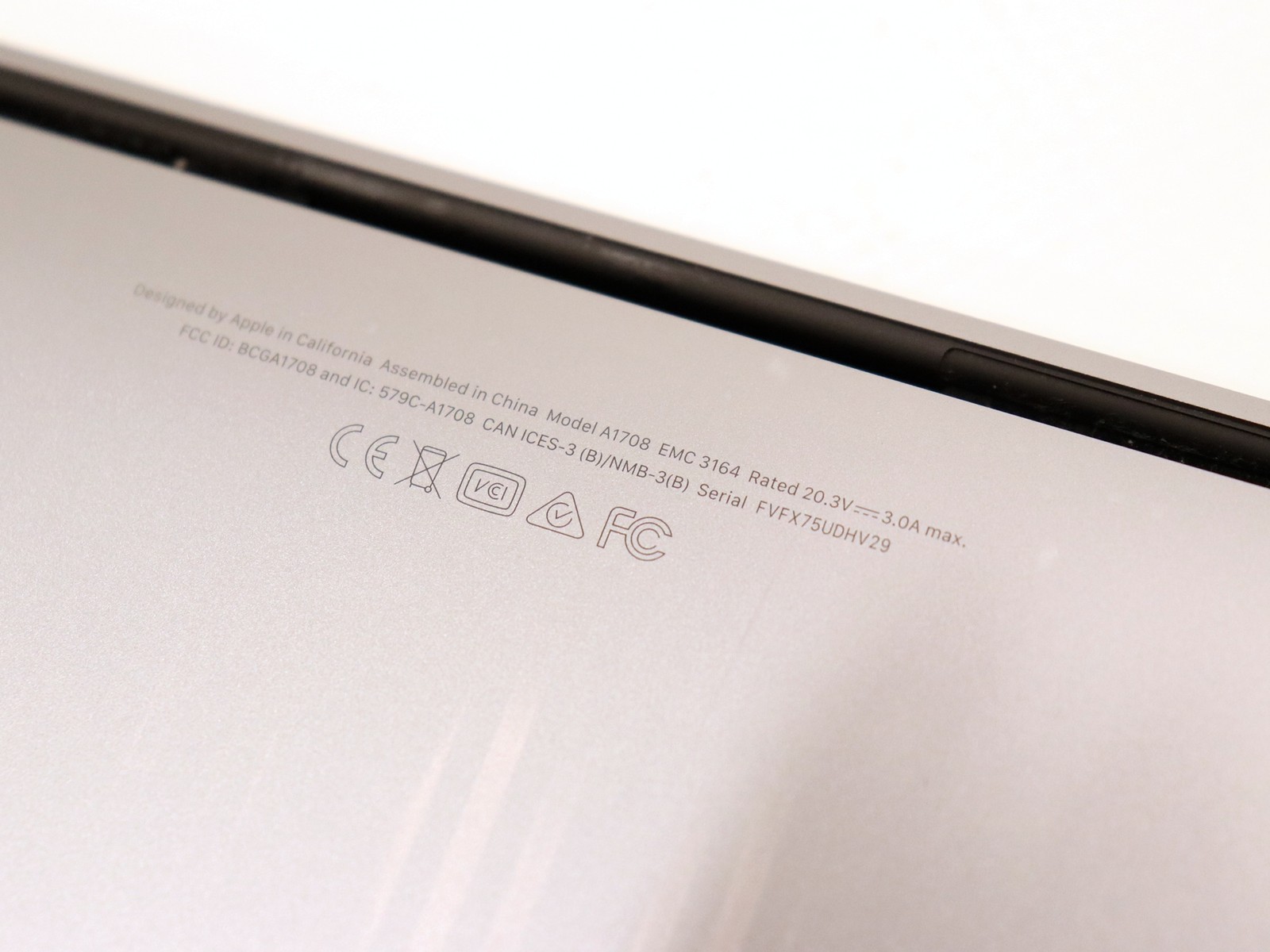 Apple MacBook Pro A1708 13.3″ Intel i5-7360U 8GB RAM 256GB SSD – As Is Cracked