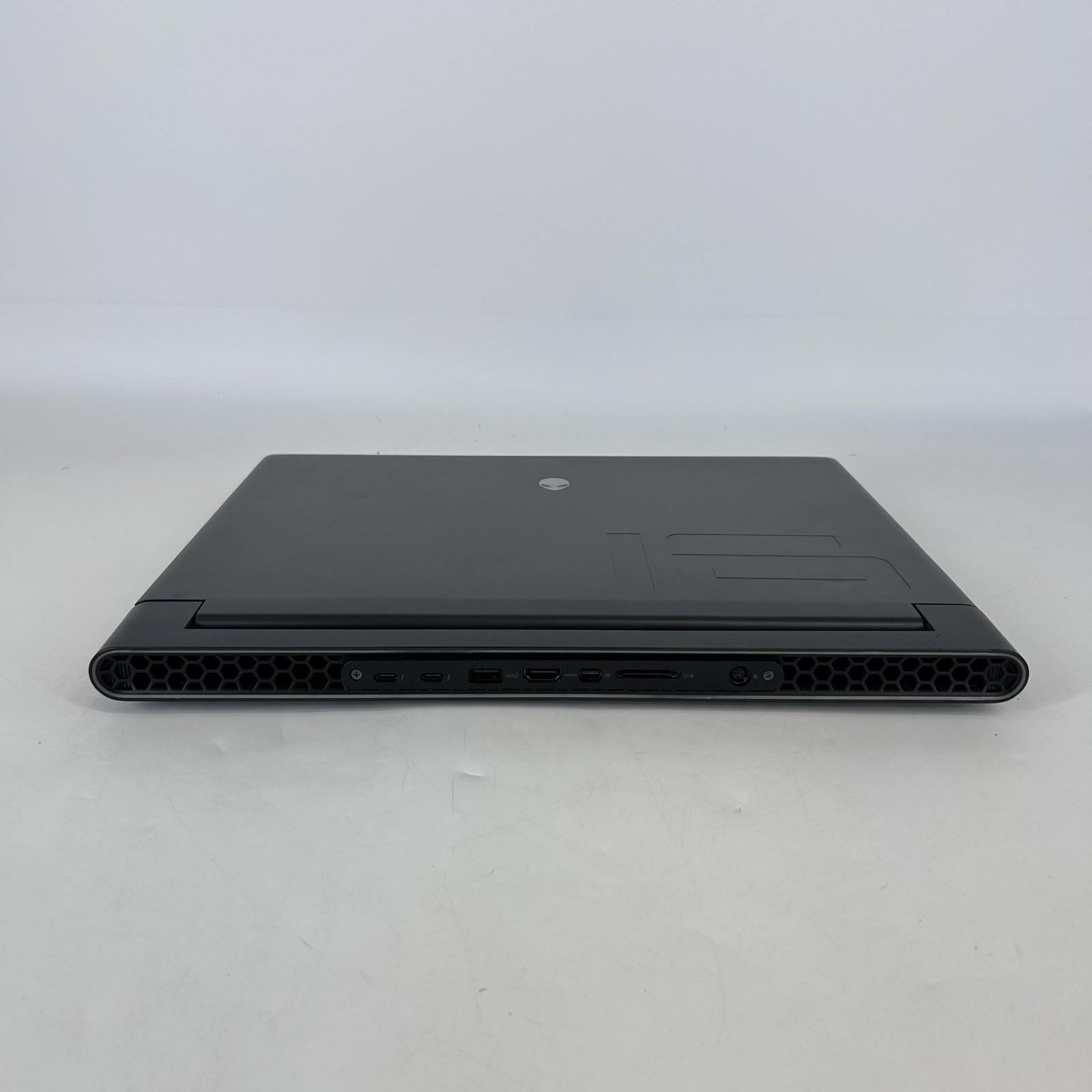 Dell Alienware M16 R1 165Hz QHD+ 2023 2.1 GHz i7-13700HX 16GB 1TB RTX 4070 Good