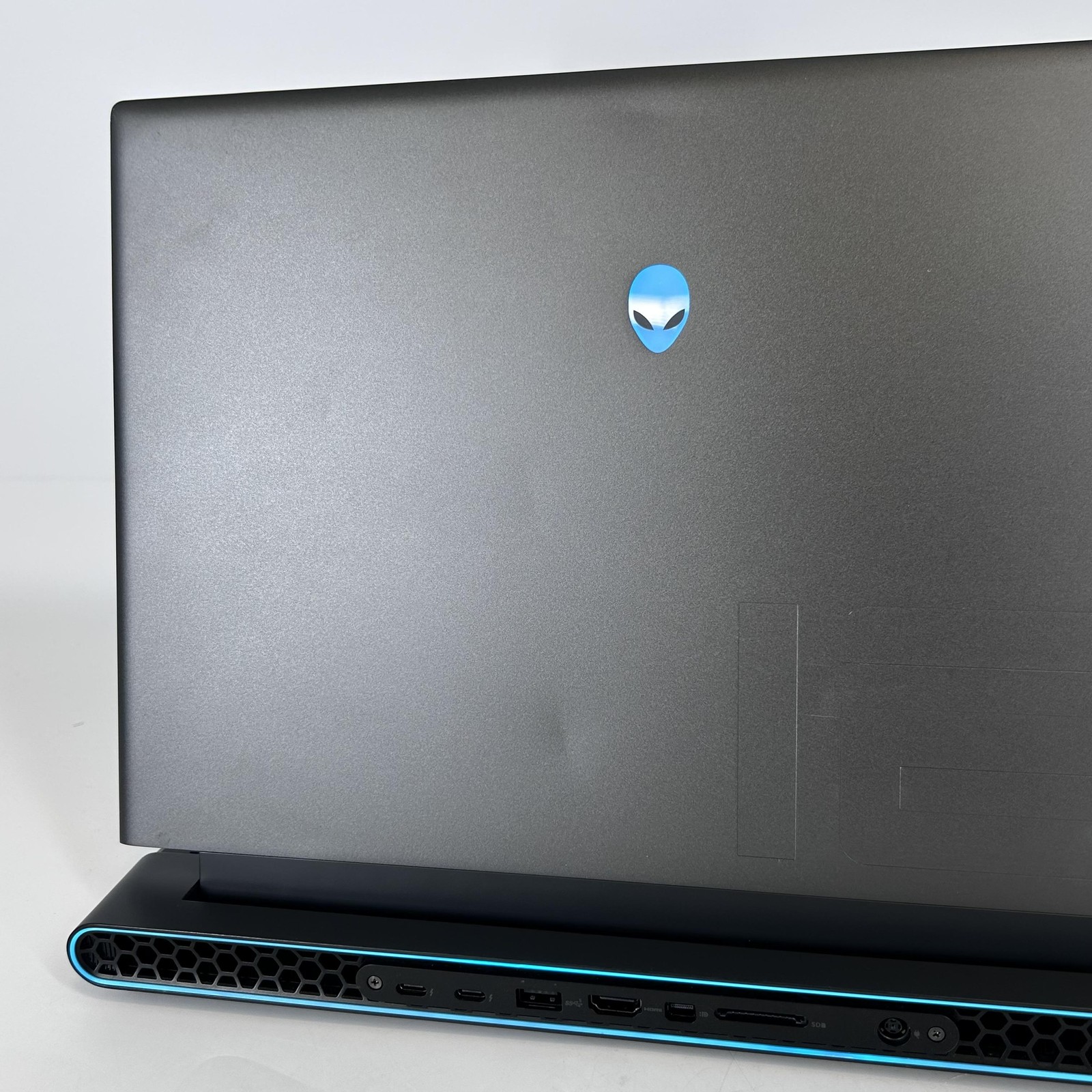 Dell Alienware M16 R1 165Hz QHD+ 2023 2.1 GHz i7-13700HX 16GB 1TB RTX 4070 Good