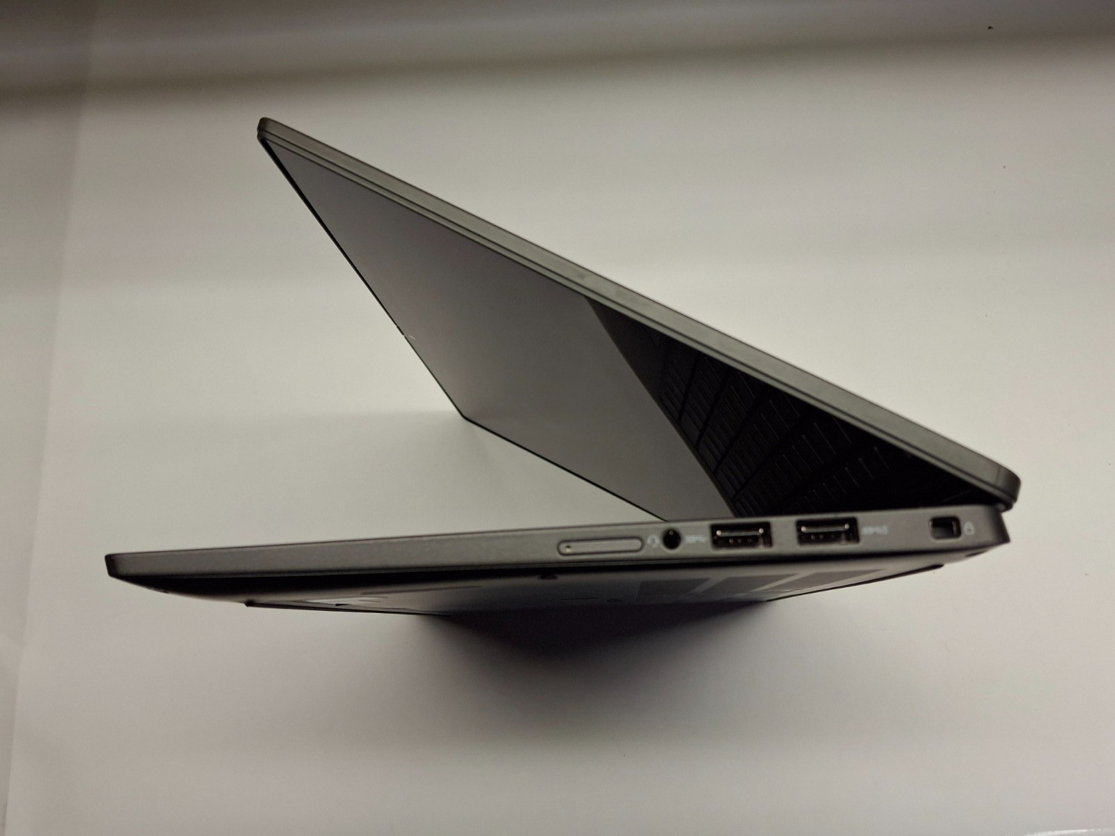 Dell Latitude 7410 14″ 2-in-1 Touch Intel 6 Core i7-10810U 16GB 256GB Win11P
