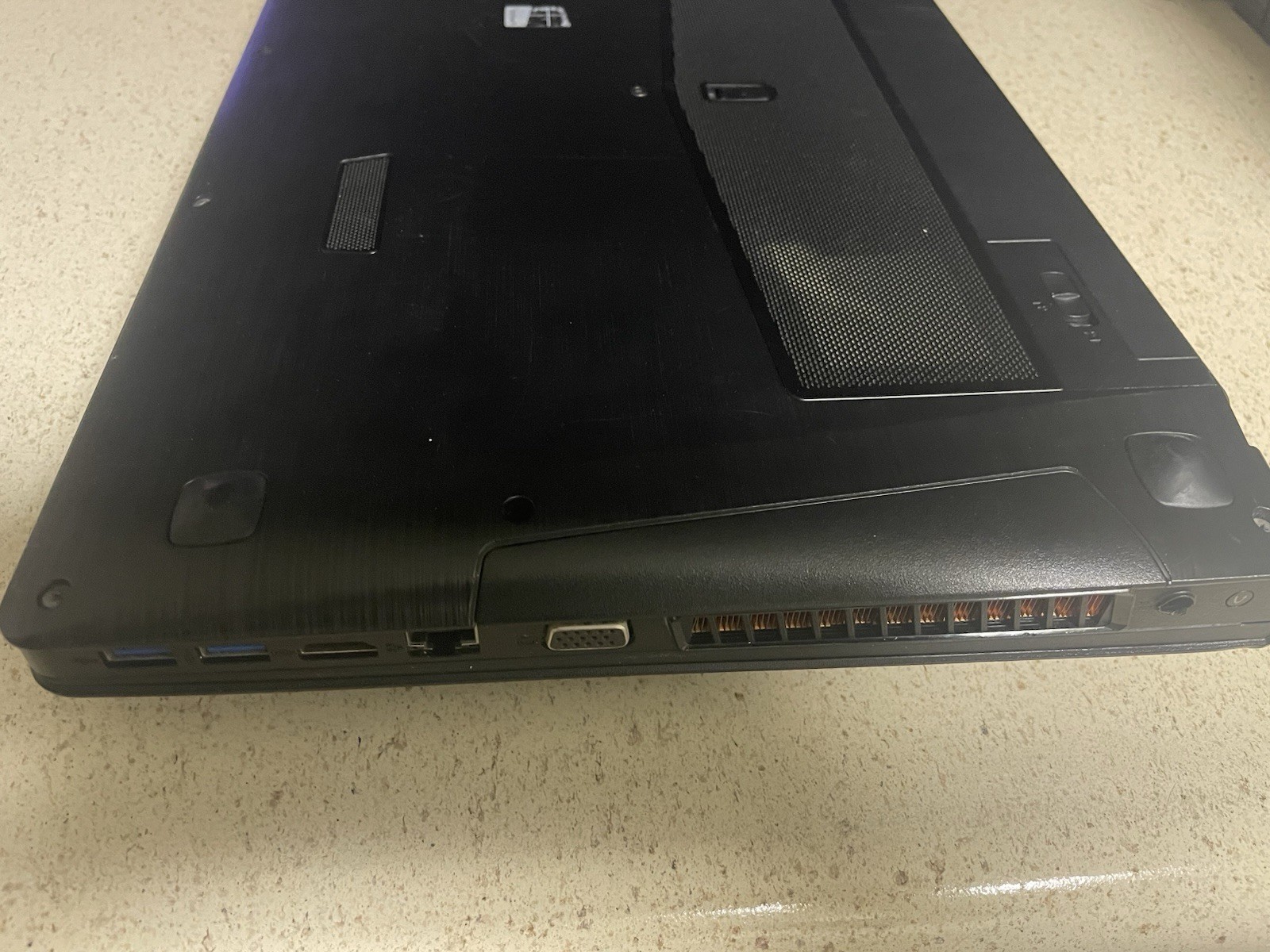 Lenovo Ideapad Y500 Gaming Laptop. 8GB Ram 1TB HDD/ Win 10/ Nvidia GeForce 750M