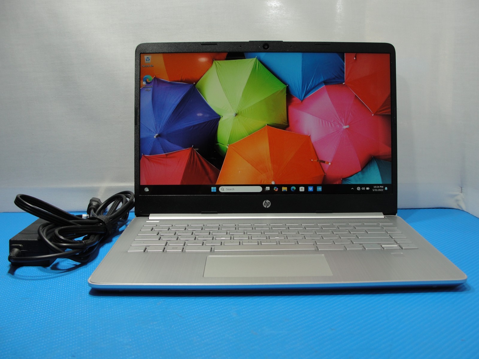 HP 14-DQ2043CL 14″ 256GB SSD, Intel Core i3-1125G4, 2.0 GHz, 8gb RAM w/ AC Adapt