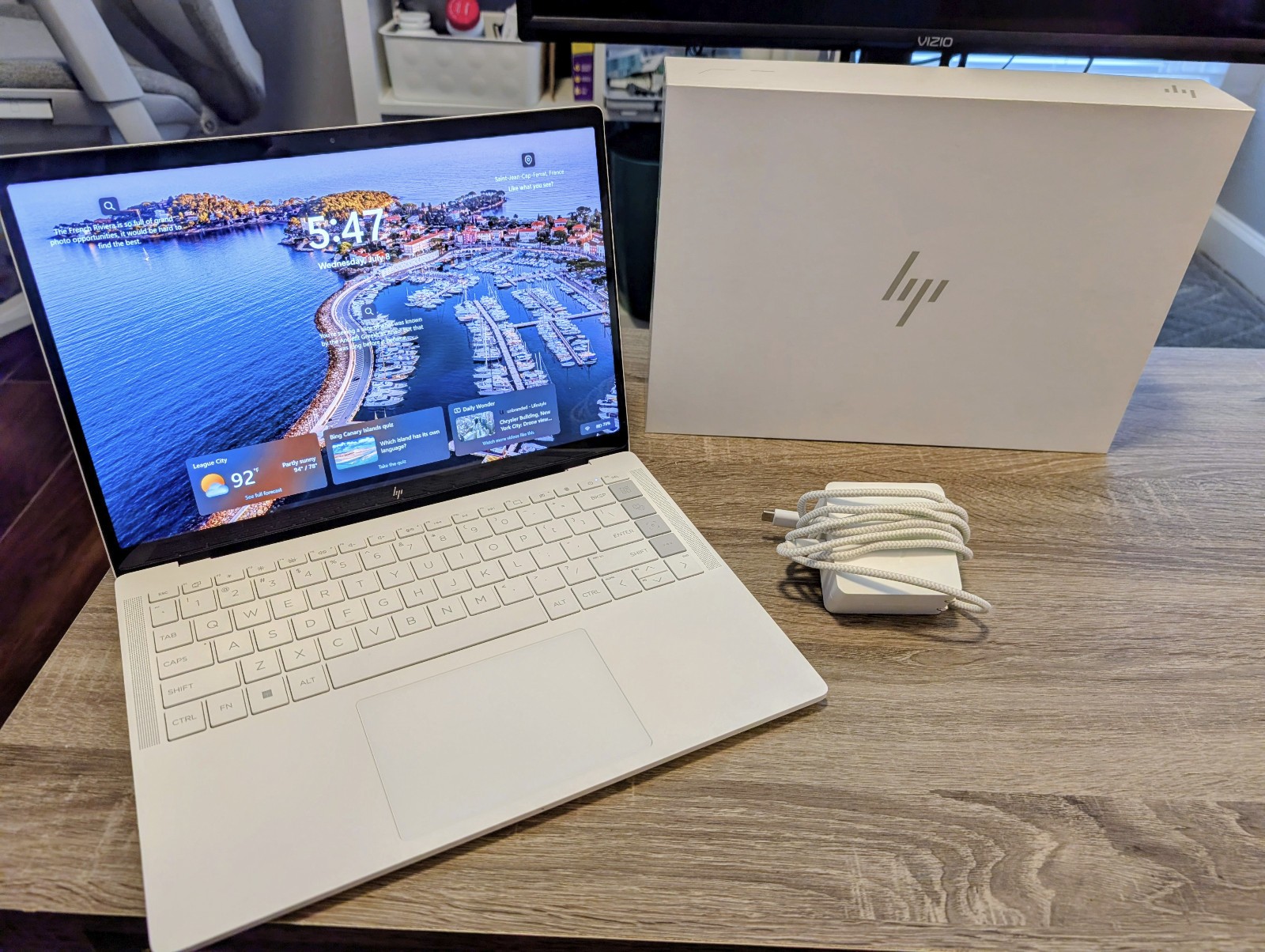 HP Dragonfly Pro 14″ Ryzen 7 7736u 16gb RAM 512GB SSD laptop white