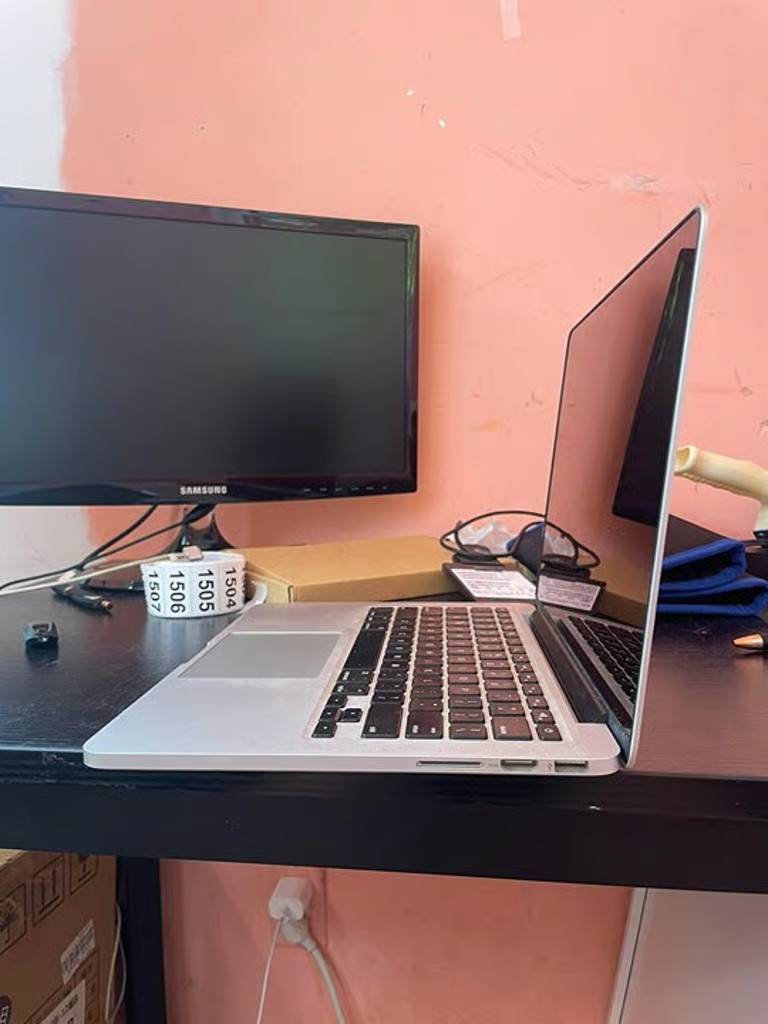 Apple MacBook Pro A1502 | Intel Core i5 | 4GB RAM | Cracked Screen | Boots to OS