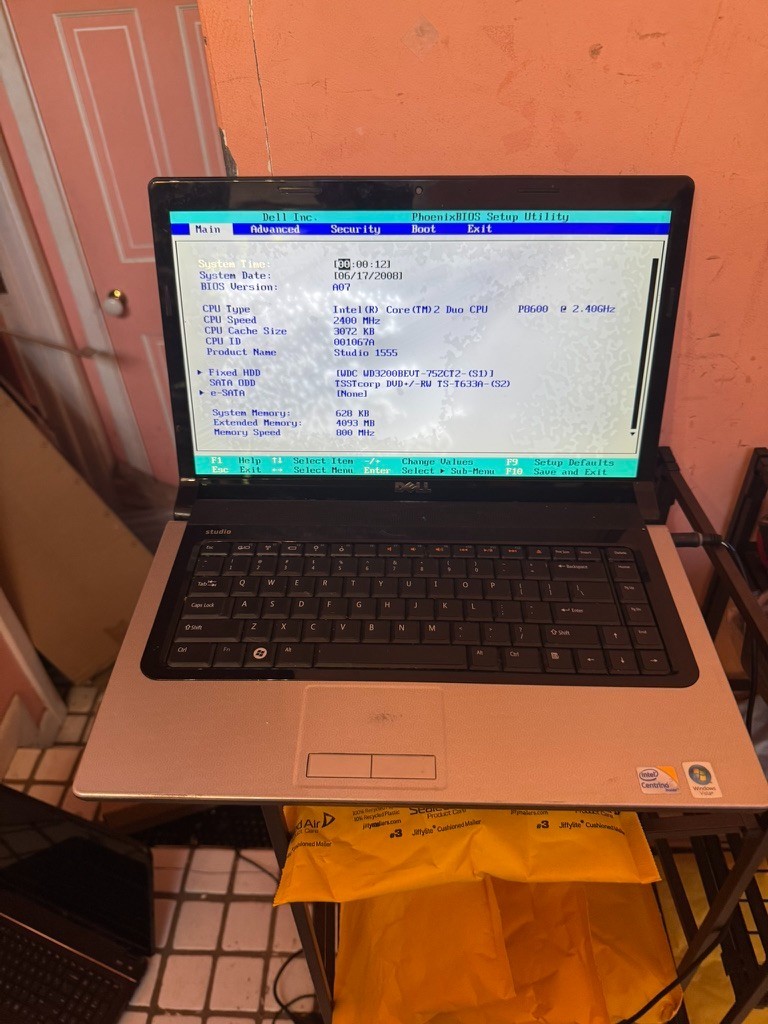 Dell Studio XPS 1555 – Core 2 Duo P8600 2.40GHz – 4GB RAM – Damaged Screen – No