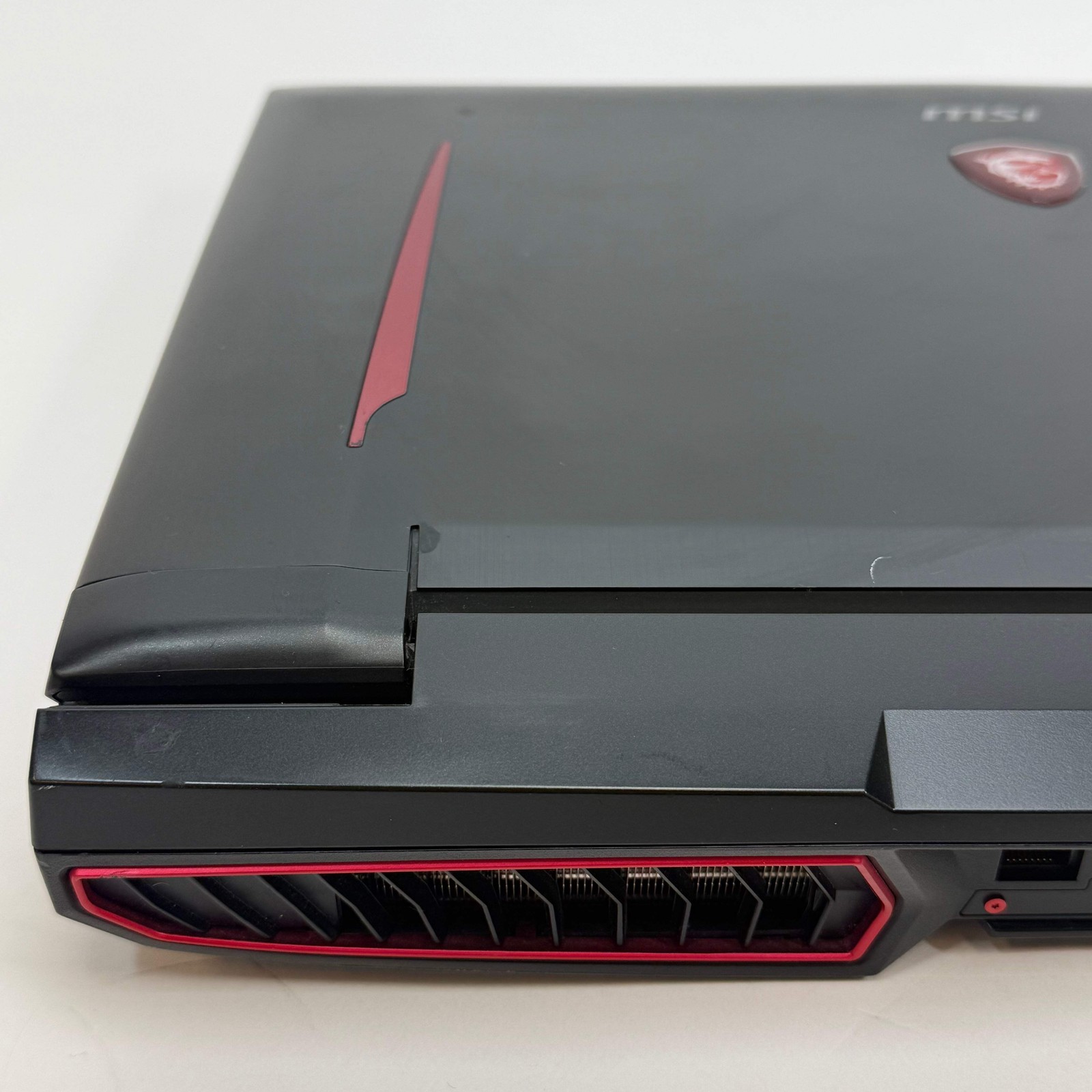 MSI Titan GT75 8RF 17.3″ i7-8850H 2.6GHz 64GB 256GB GTX 1080 Bent USB Read