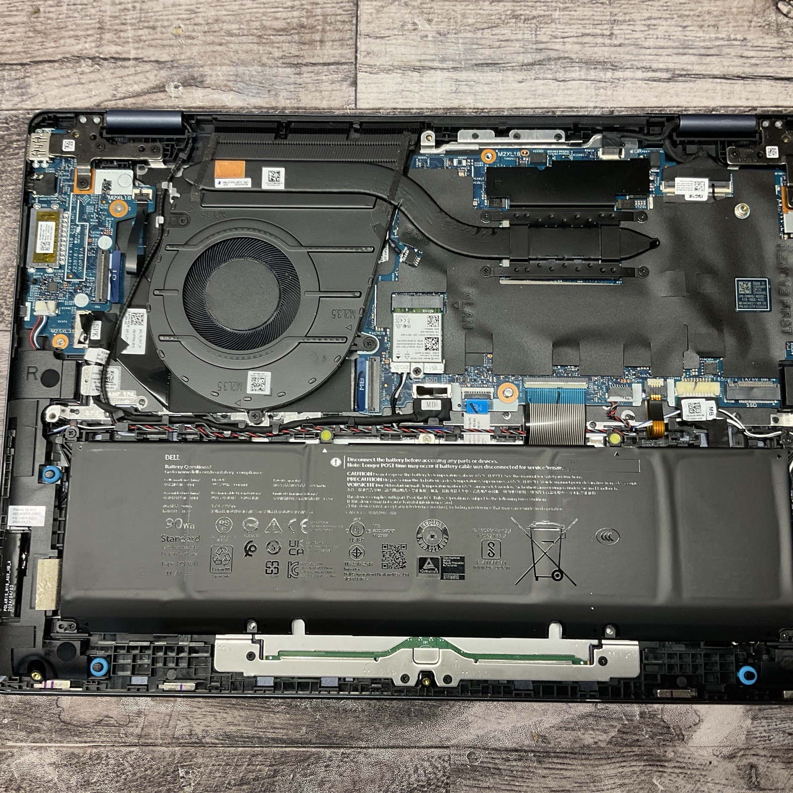 Dell Inspiron 16 7640 2-in-1 / Core Ultra 7 / 32GB / No POST / No SSD / M5