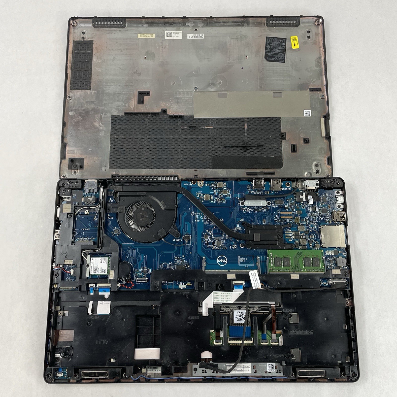 Dell Latitude 5580 15.6″ i5-7300U 2.6 GHz 8 GB RAM No SSD/OS/AC – Bad Back Edge