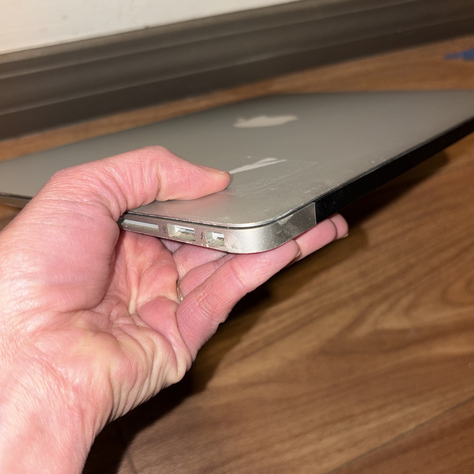 13″ Apple MacBook Air Mid 2013 – 4 GB, i5-4250U 1.3 Ghz – NO POWER