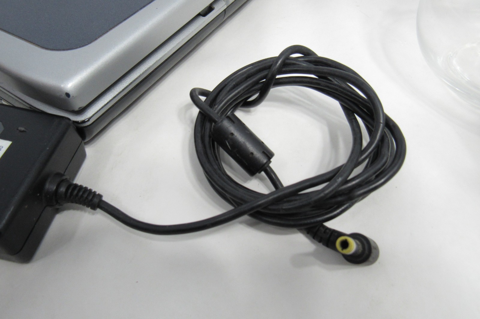 HP Laptop Pavillion ZE4400 Powers On WIndows XP Includes Power Cable