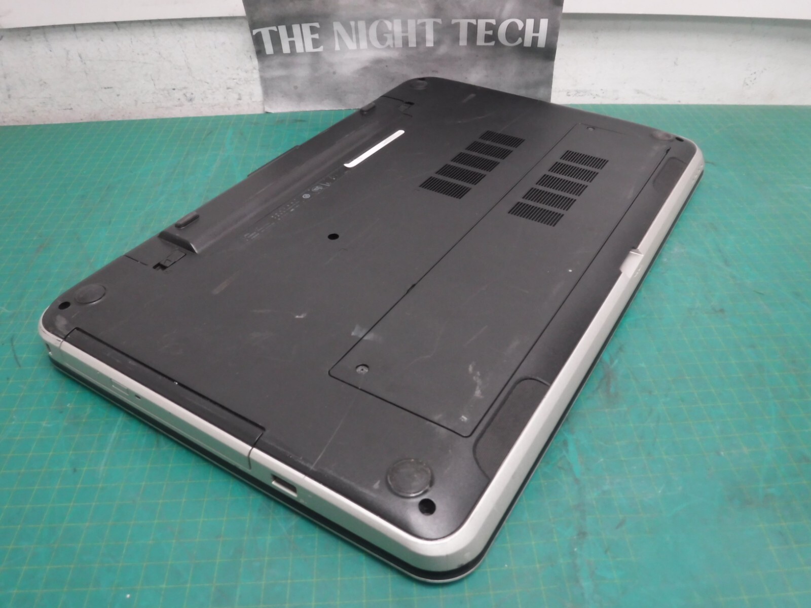Dell Inspiron 5721 i7-3537U 17″ Intel core 2.0 GHz 8 GB Ram No HDD/OS/Battery