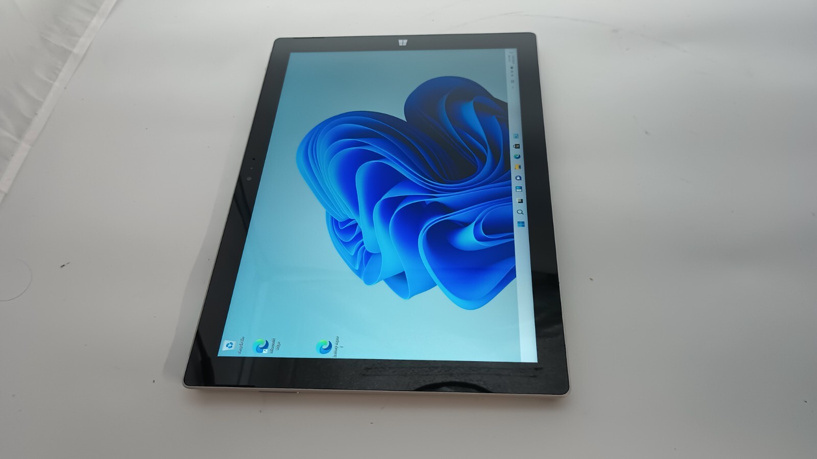 Surface Pro 3 (4301) w/charger.i5-4300U.4GB.128GB SSD.12″2K Touch.W11 Pro.Nice