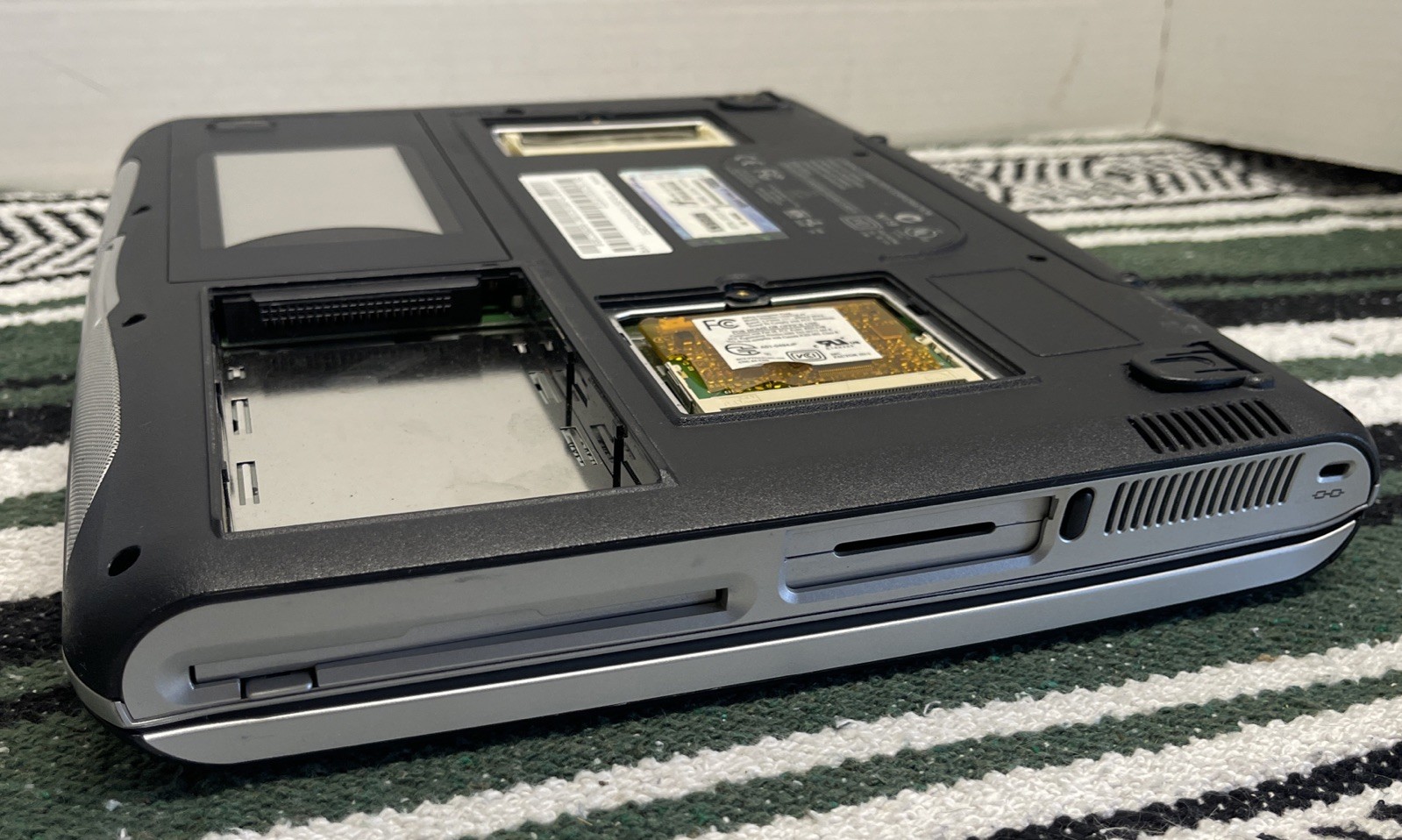COMPAQ PRESARIO 700 14,1″ AMD DURON 900 MHz For Parts NO HDD/Ram Covers Missing