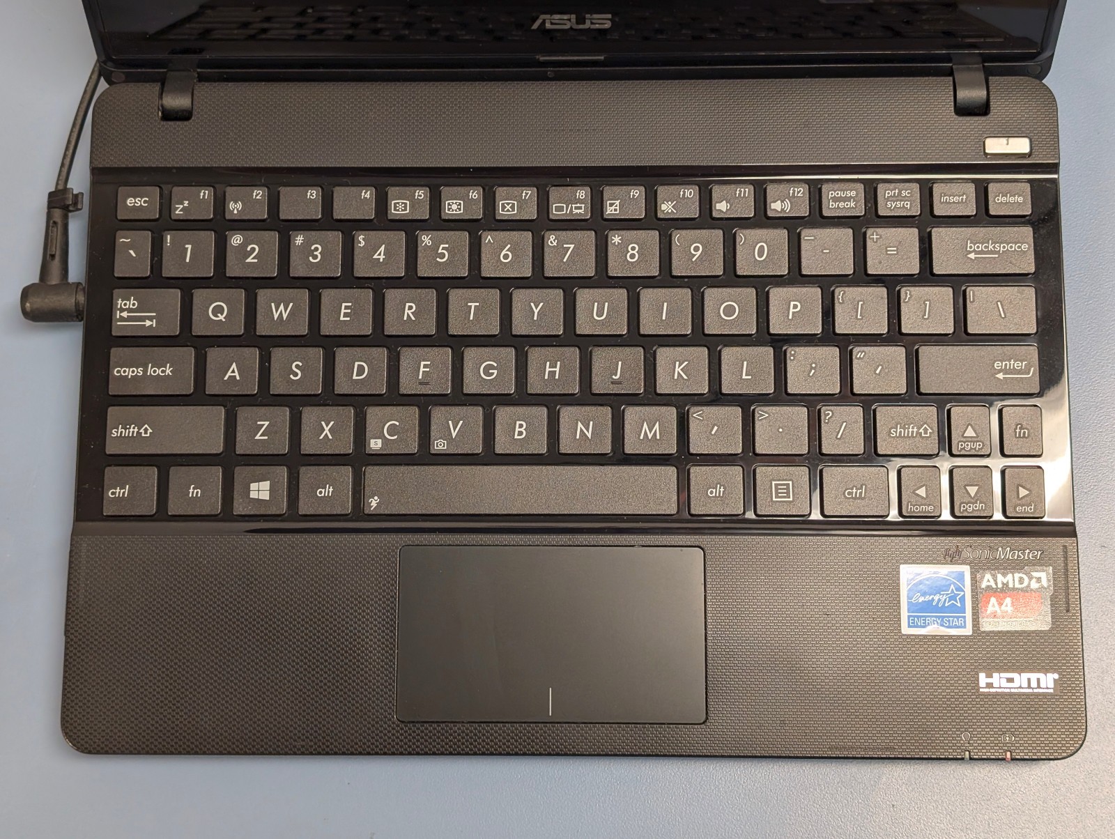 Asus Small Laptop Model X102B Notebook PC 2GB RAM, 320 HDD, Win 8.1, Bad Battery