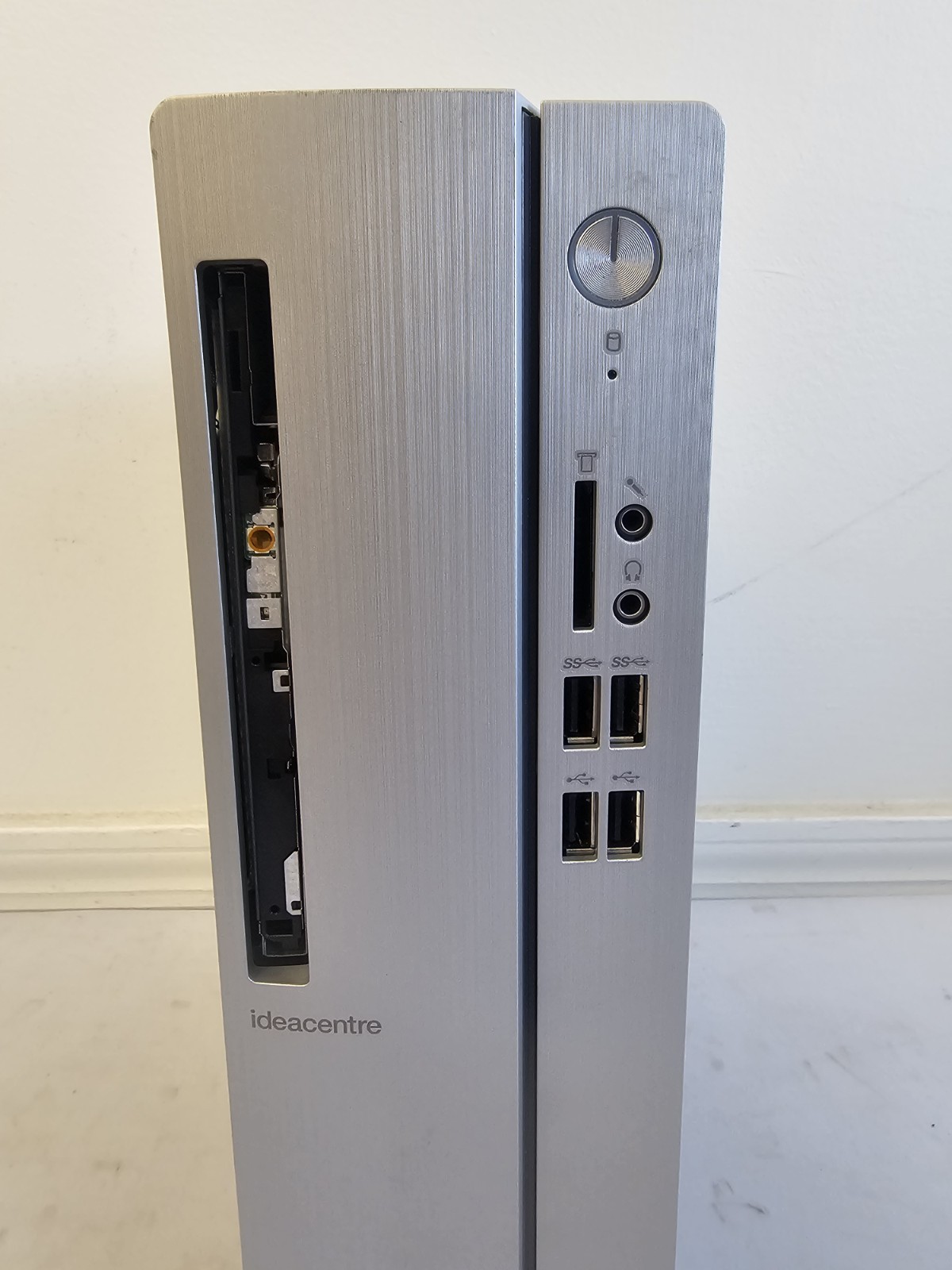 Lenovo IdeaCentre 90G9 Desktop – AMD A9-9425 – 8GB RAM – 500GB SSD – Win 10 READ