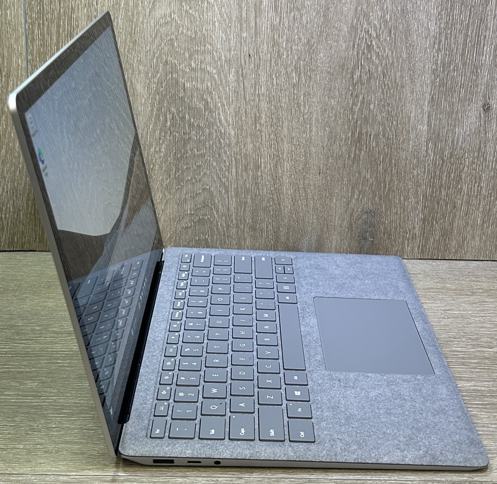 Microsoft Surface Laptop 3 13″ 2256 x 1504 Touch I5-1035G7 256GB SSD 8GB RAM