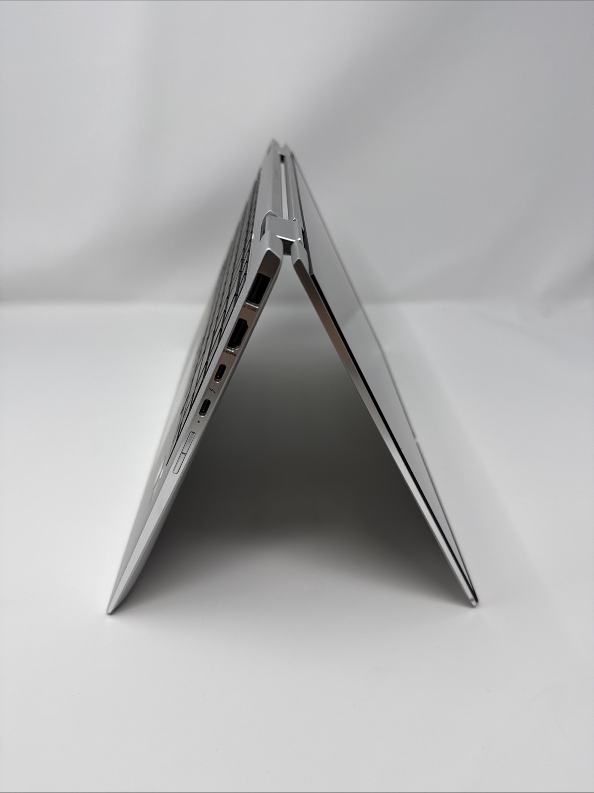 HP EliteBook x360 1040 G6 (Intel Core i5 8th Gen @ 1.60GHz, 8GB RAM, 256GB SSD)