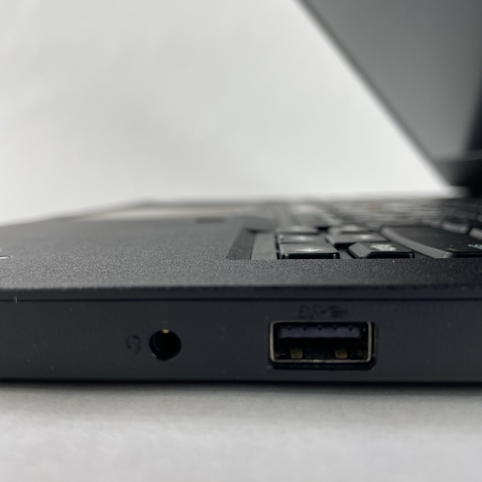 Lenovo ThinkPad L490 14″ i5-8250U 1.60 GHz 8 GB RAM No SSD/OS – Bad Corner