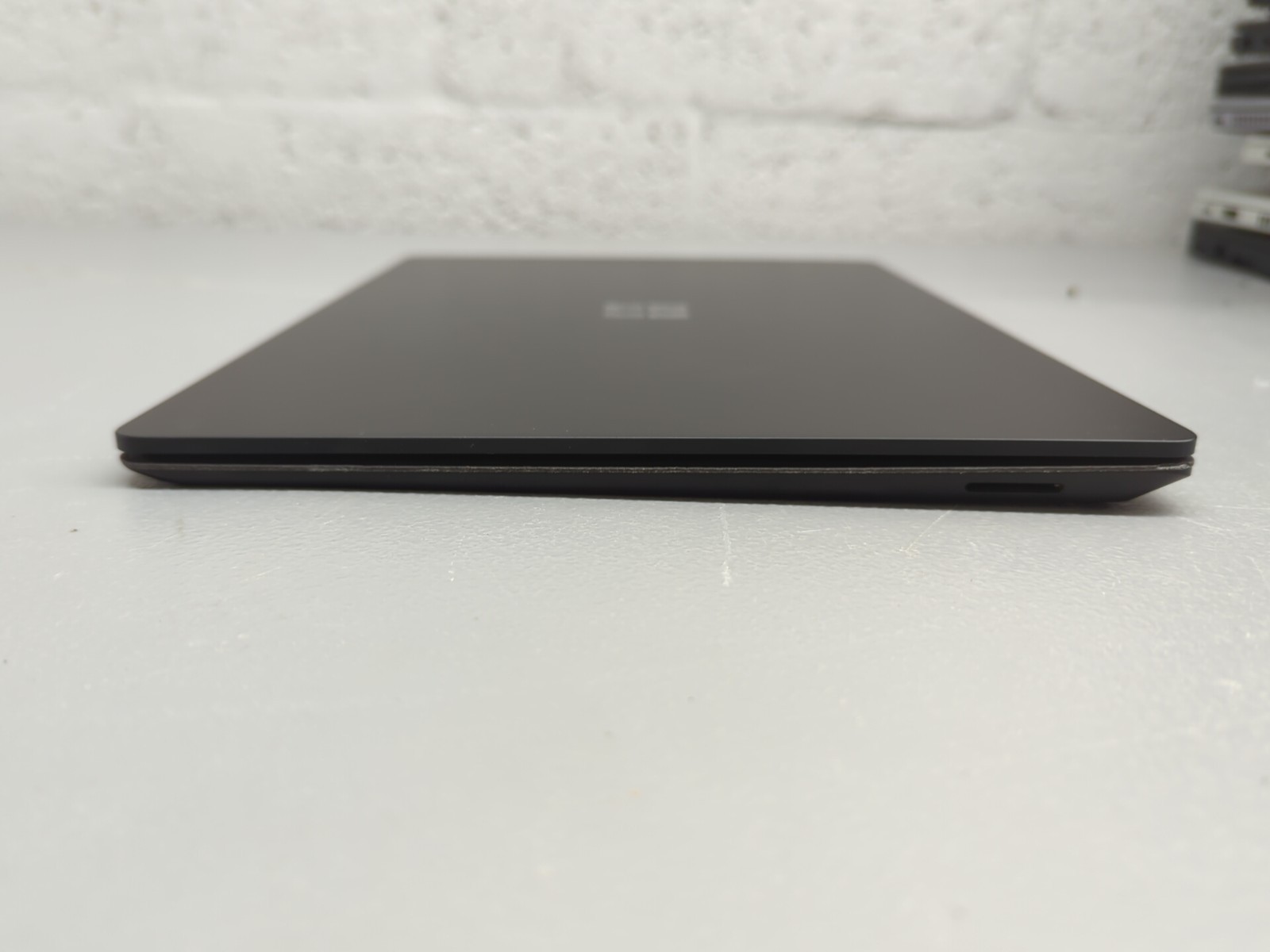 Microsoft Surface Laptop 2 13.5″ i7-8650U 16GB 512GB SSD Win 11 Pro – Used