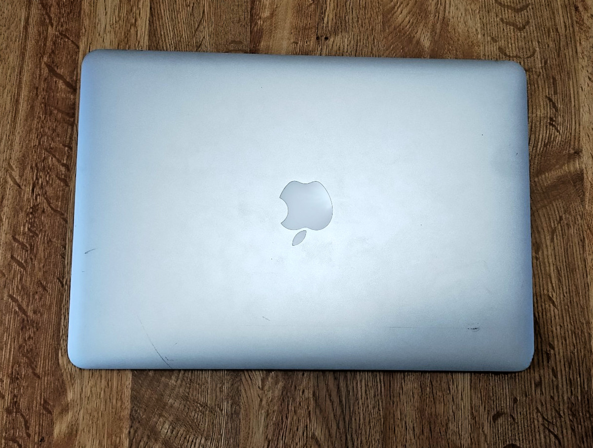 Apple MacBook Air 13” A1466 – 8GB RAM / 256GB SSD – Fresh macOS Catalina Install